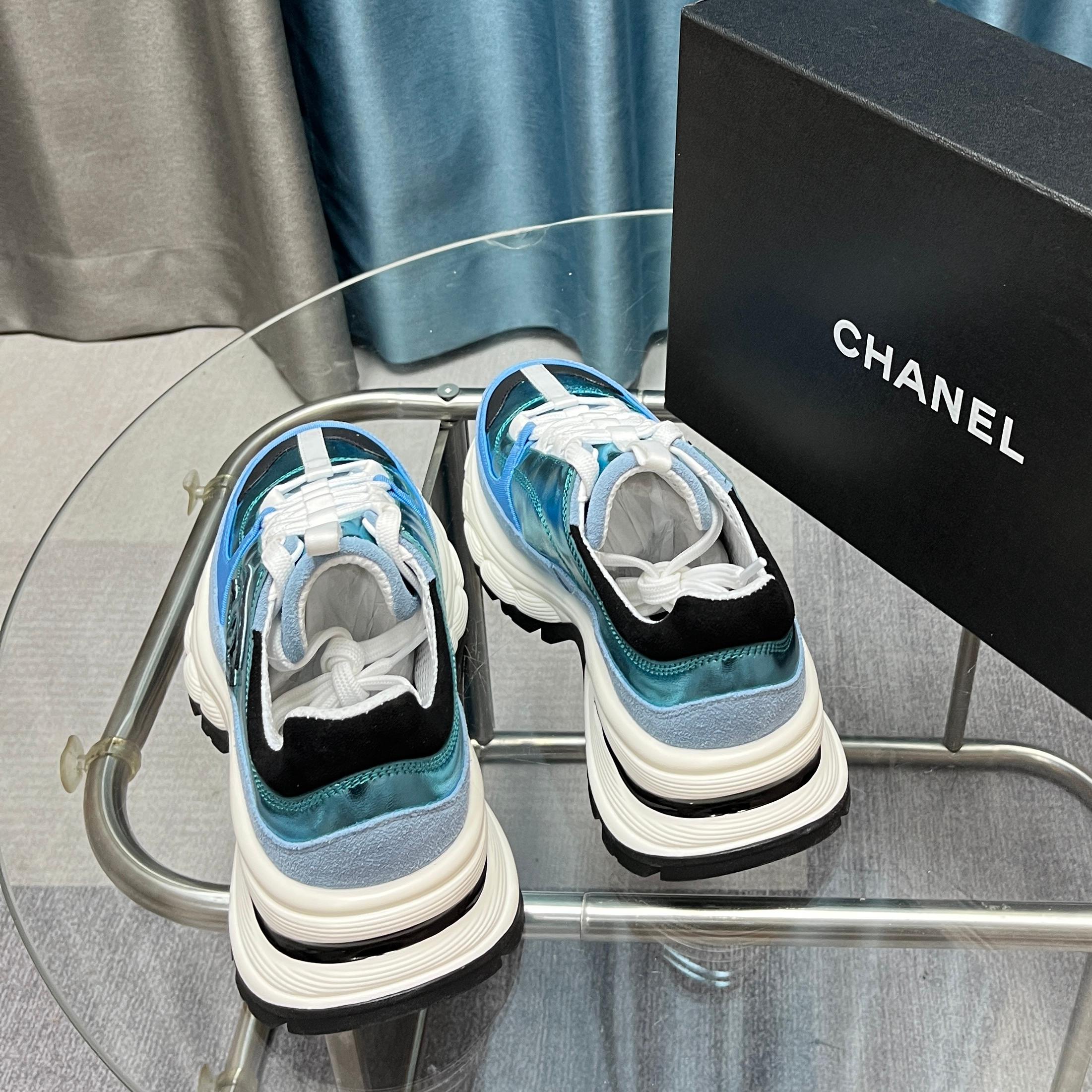 Chanel香奈儿熊猫鞋！2025专柜顶级休闲款运动鞋
这款经典设计；鞋面多种工艺电绣的风格；大底却时尚