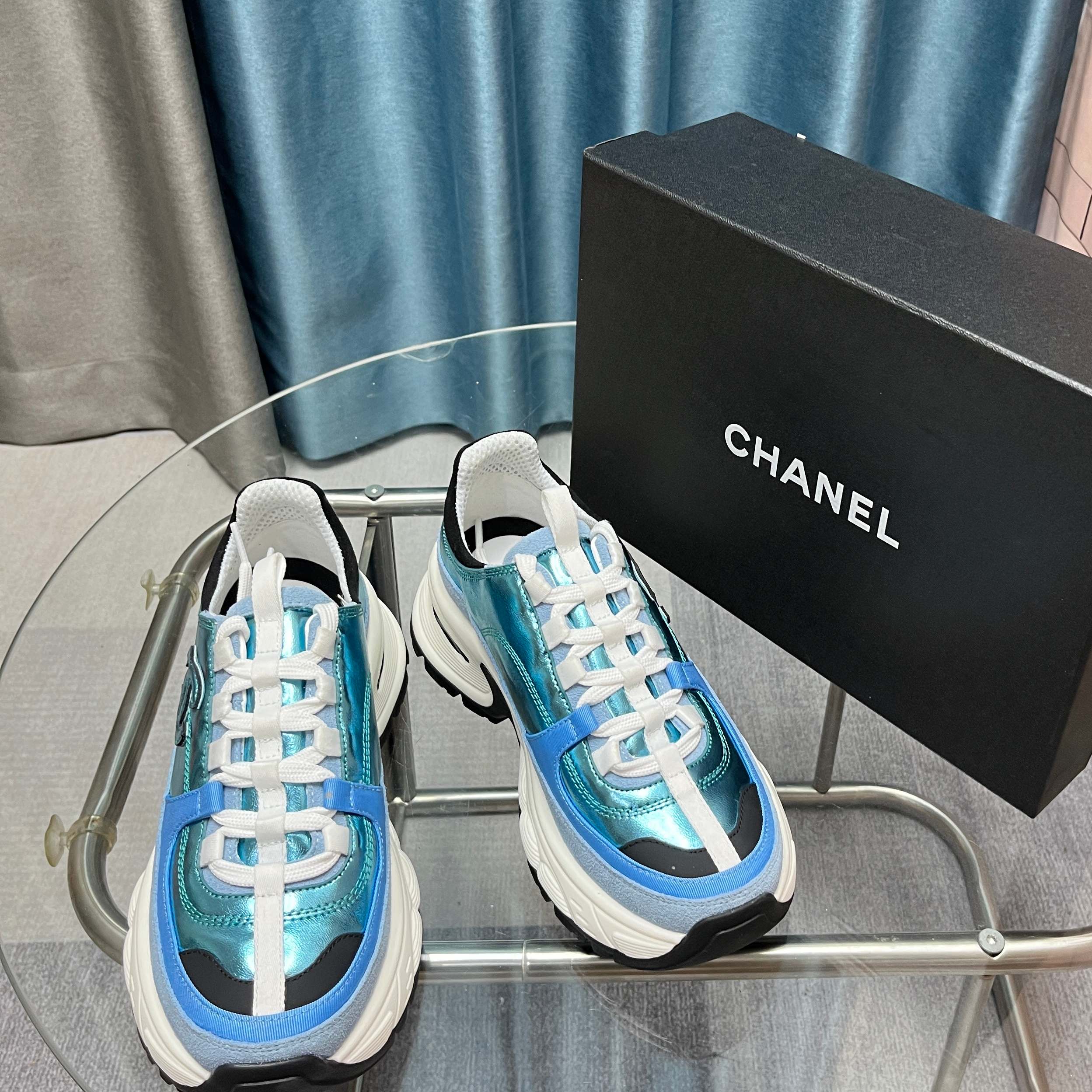 Chanel香奈儿熊猫鞋！2025专柜顶级休闲款运动鞋
这款经典设计；鞋面多种工艺电绣的风格；大底却时尚