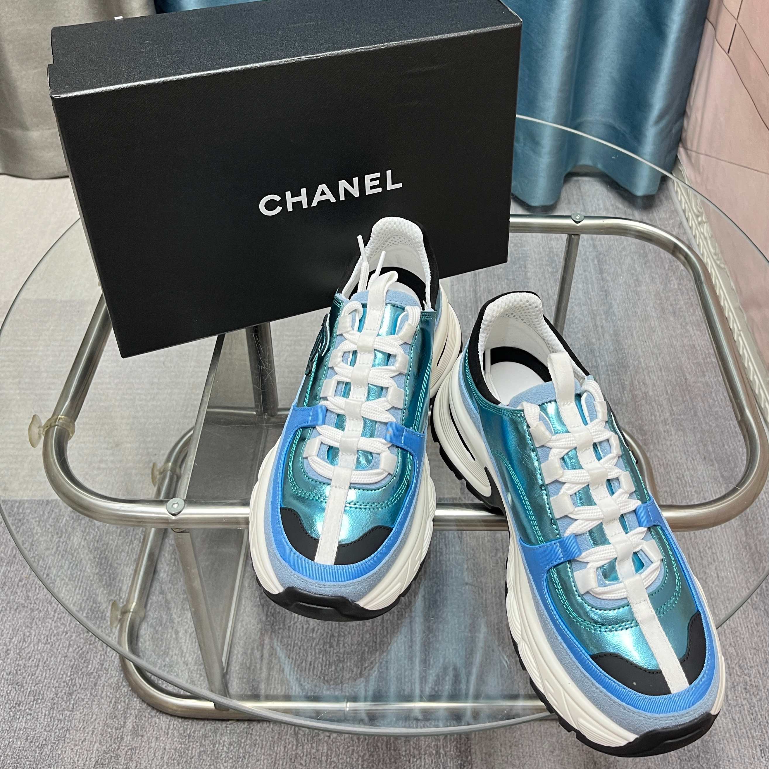 Chanel香奈儿熊猫鞋！2025专柜顶级休闲款运动鞋
这款经典设计；鞋面多种工艺电绣的风格；大底却时尚
