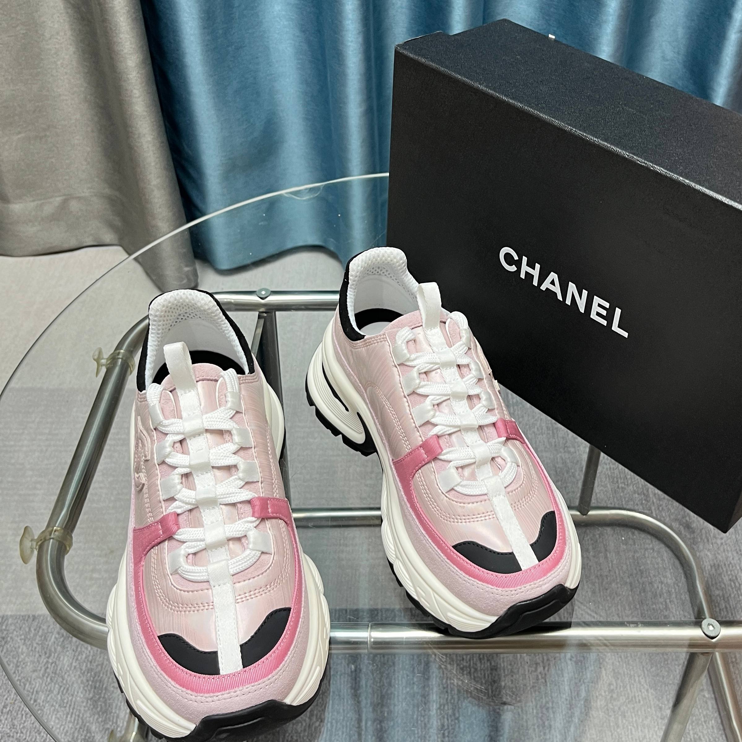 Chanel香奈儿熊猫鞋！2025专柜顶级休闲款运动鞋
这款经典设计；鞋面多种工艺电绣的风格；大底却时尚
