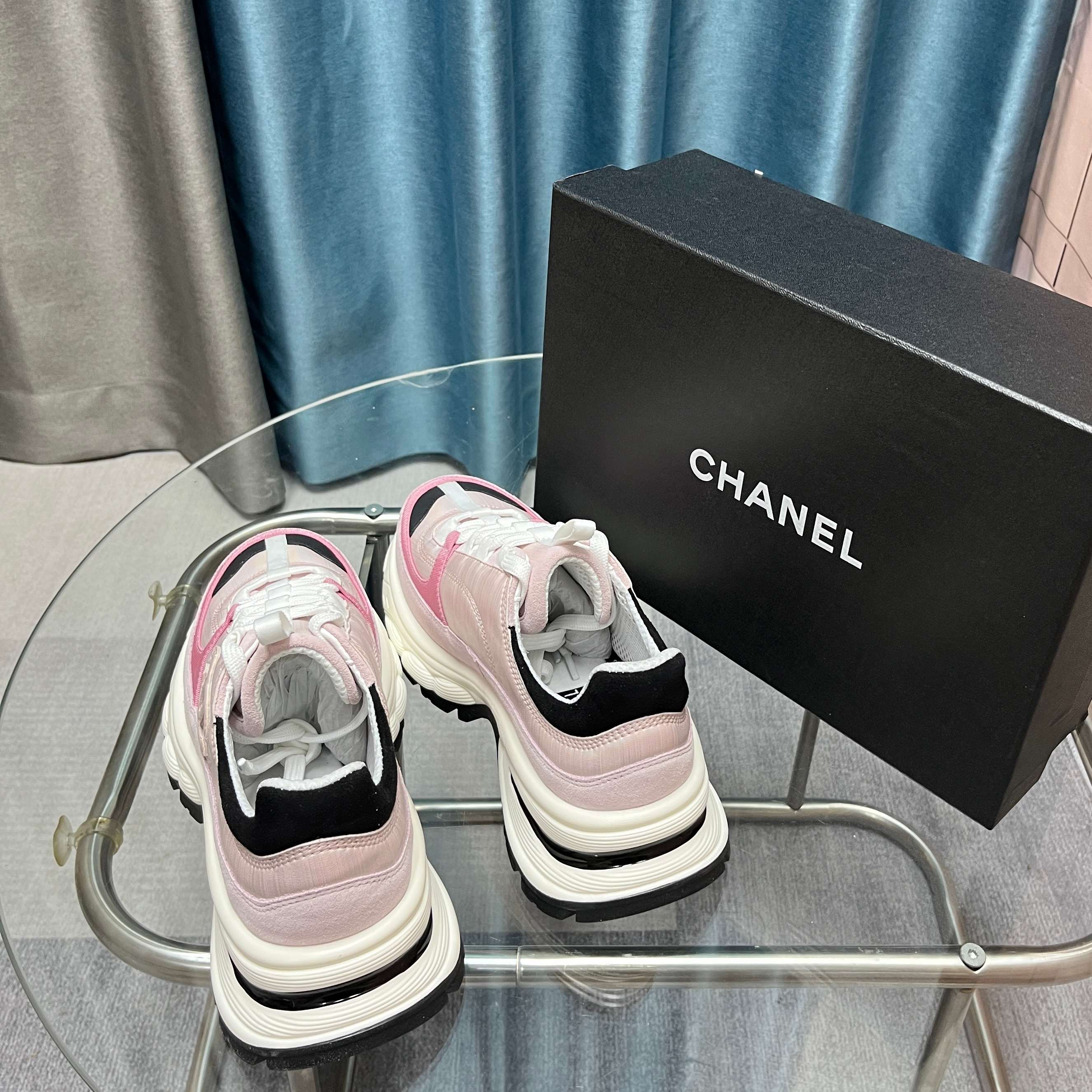 Chanel香奈儿熊猫鞋！2025专柜顶级休闲款运动鞋
这款经典设计；鞋面多种工艺电绣的风格；大底却时尚