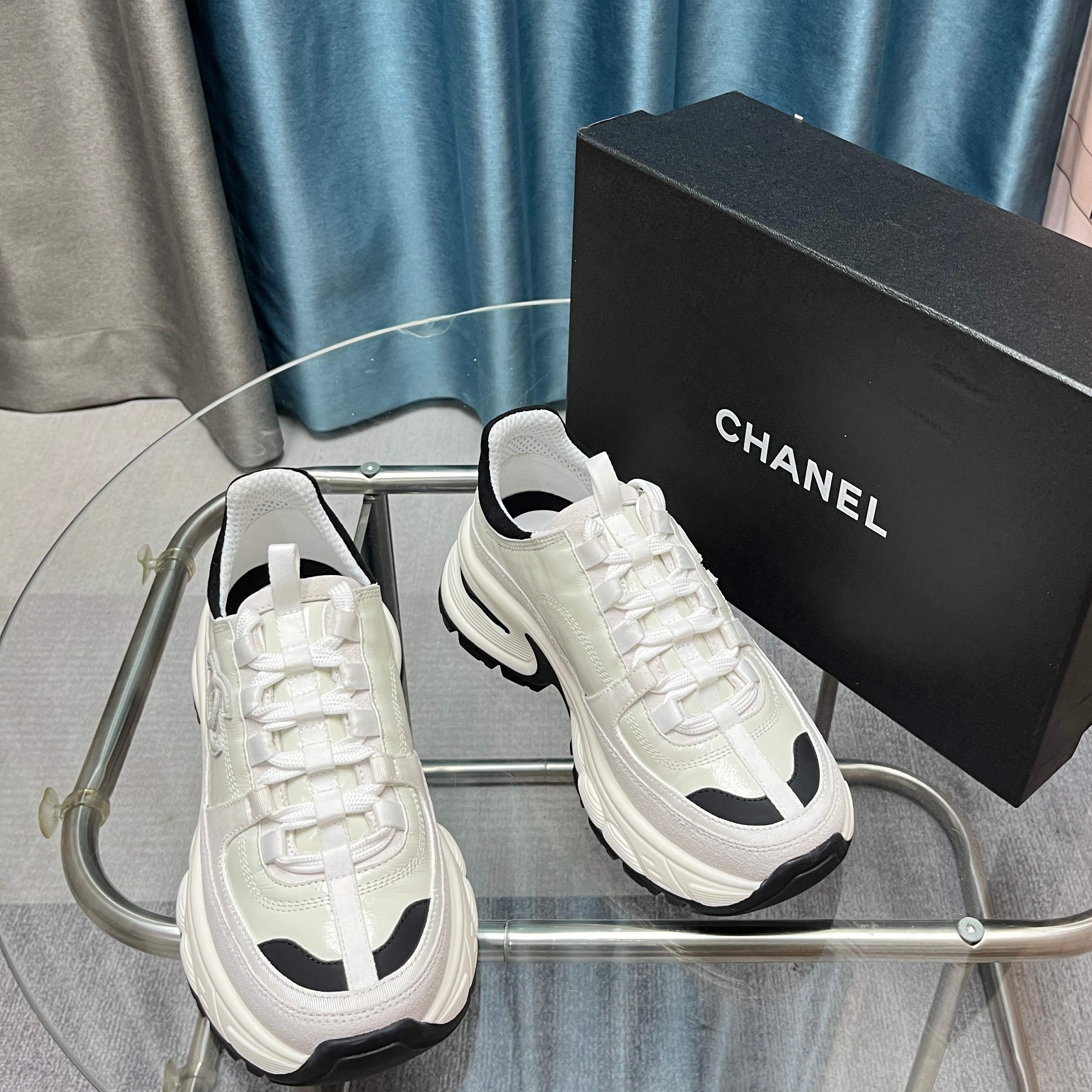 Chanel香奈儿熊猫鞋！2025专柜顶级休闲款运动鞋
这款经典设计；鞋面多种工艺电绣的风格；大底却时尚
