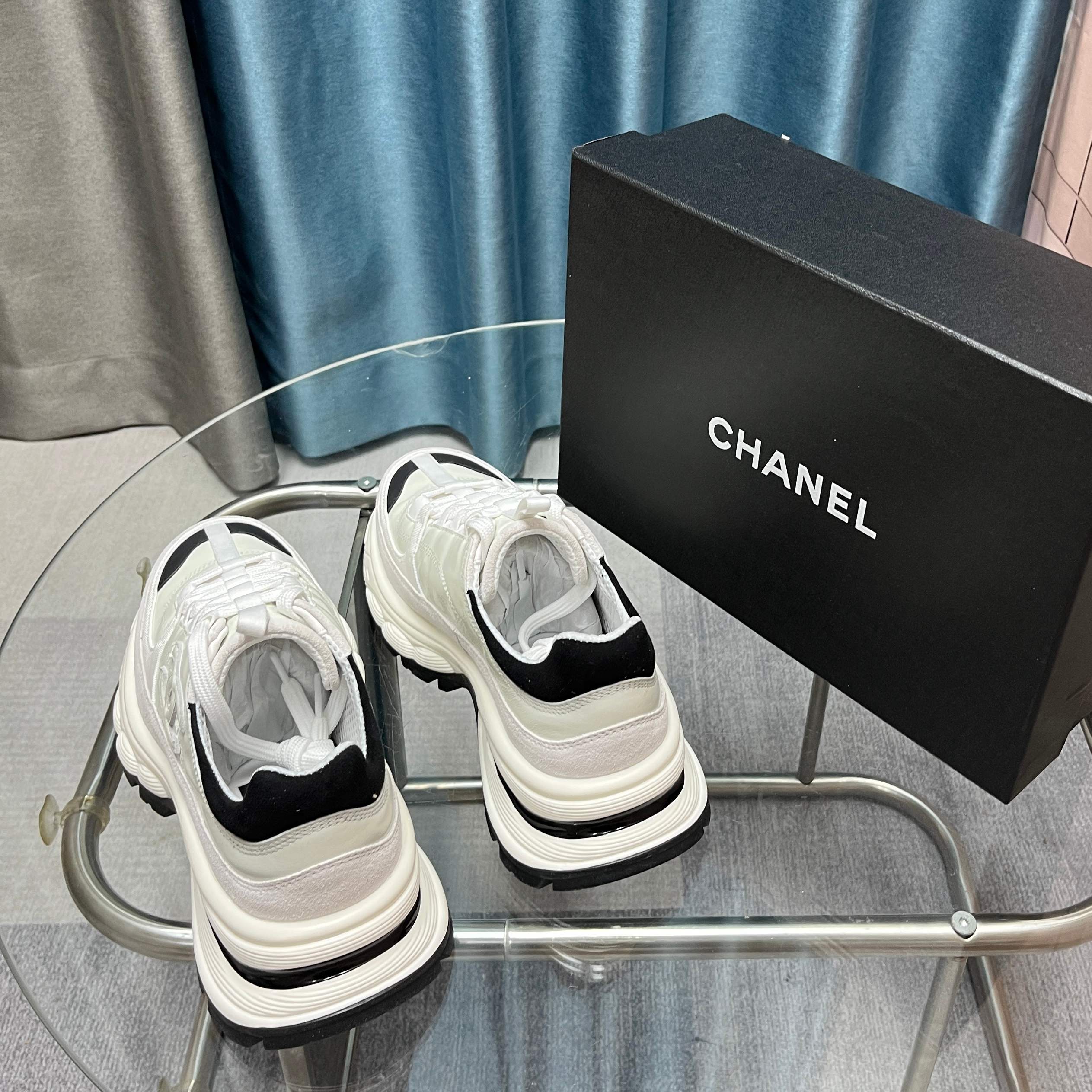 Chanel香奈儿熊猫鞋！2025专柜顶级休闲款运动鞋
这款经典设计；鞋面多种工艺电绣的风格；大底却时尚