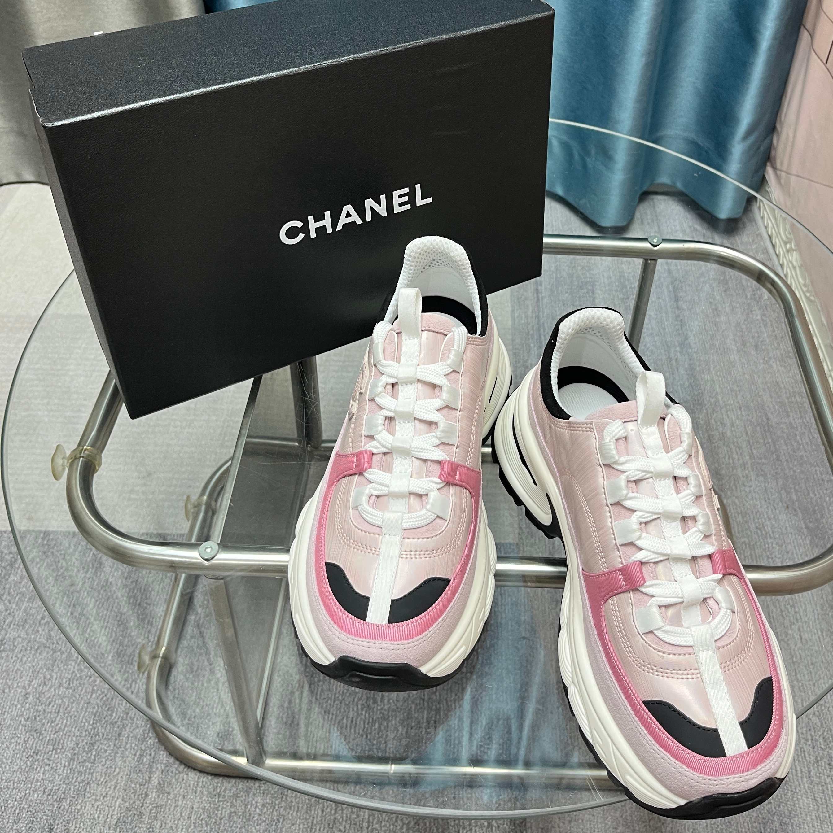 Chanel香奈儿熊猫鞋！2025专柜顶级休闲款运动鞋
这款经典设计；鞋面多种工艺电绣的风格；大底却时尚