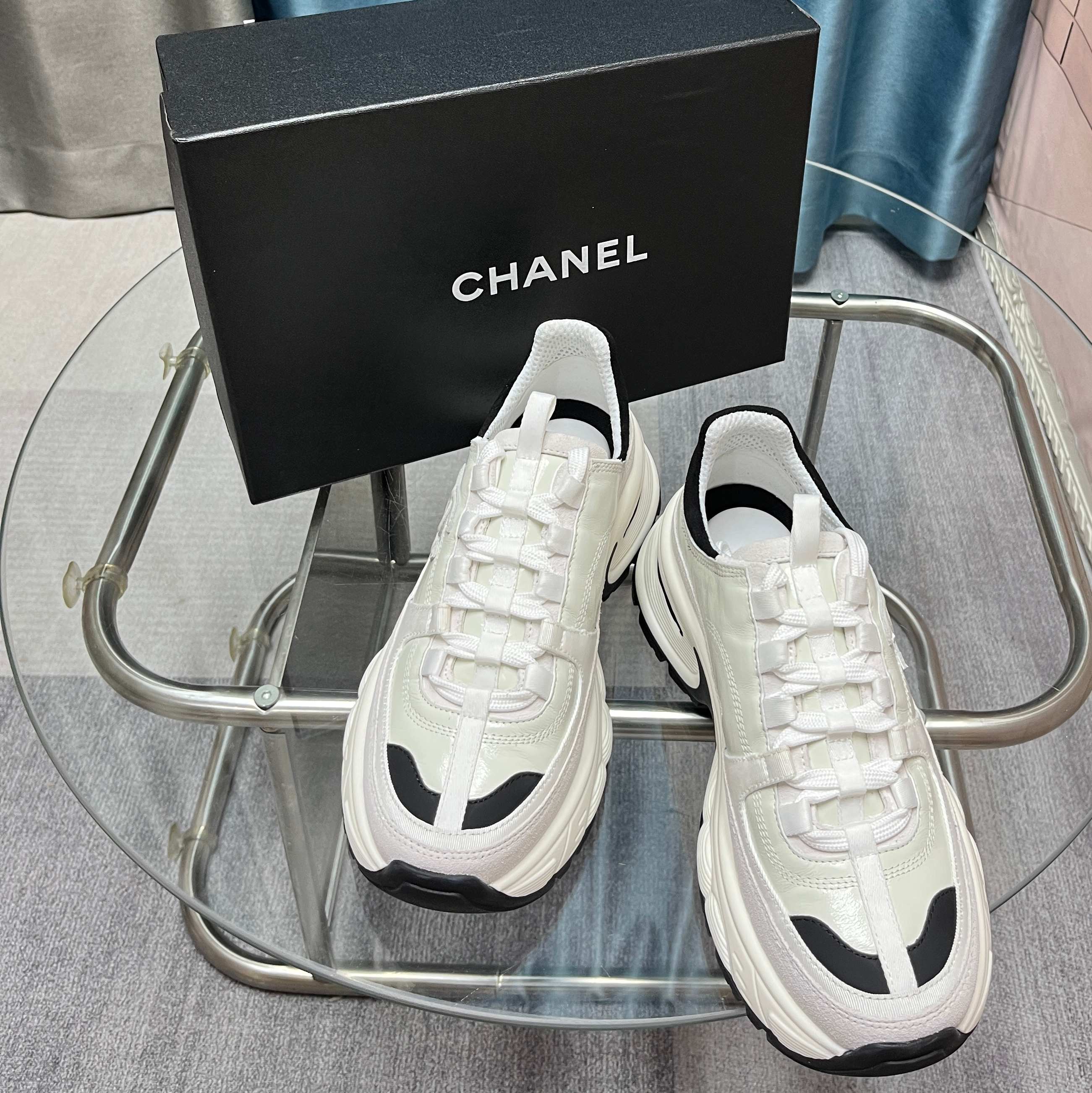 Chanel香奈儿熊猫鞋！2025专柜顶级休闲款运动鞋
这款经典设计；鞋面多种工艺电绣的风格；大底却时尚