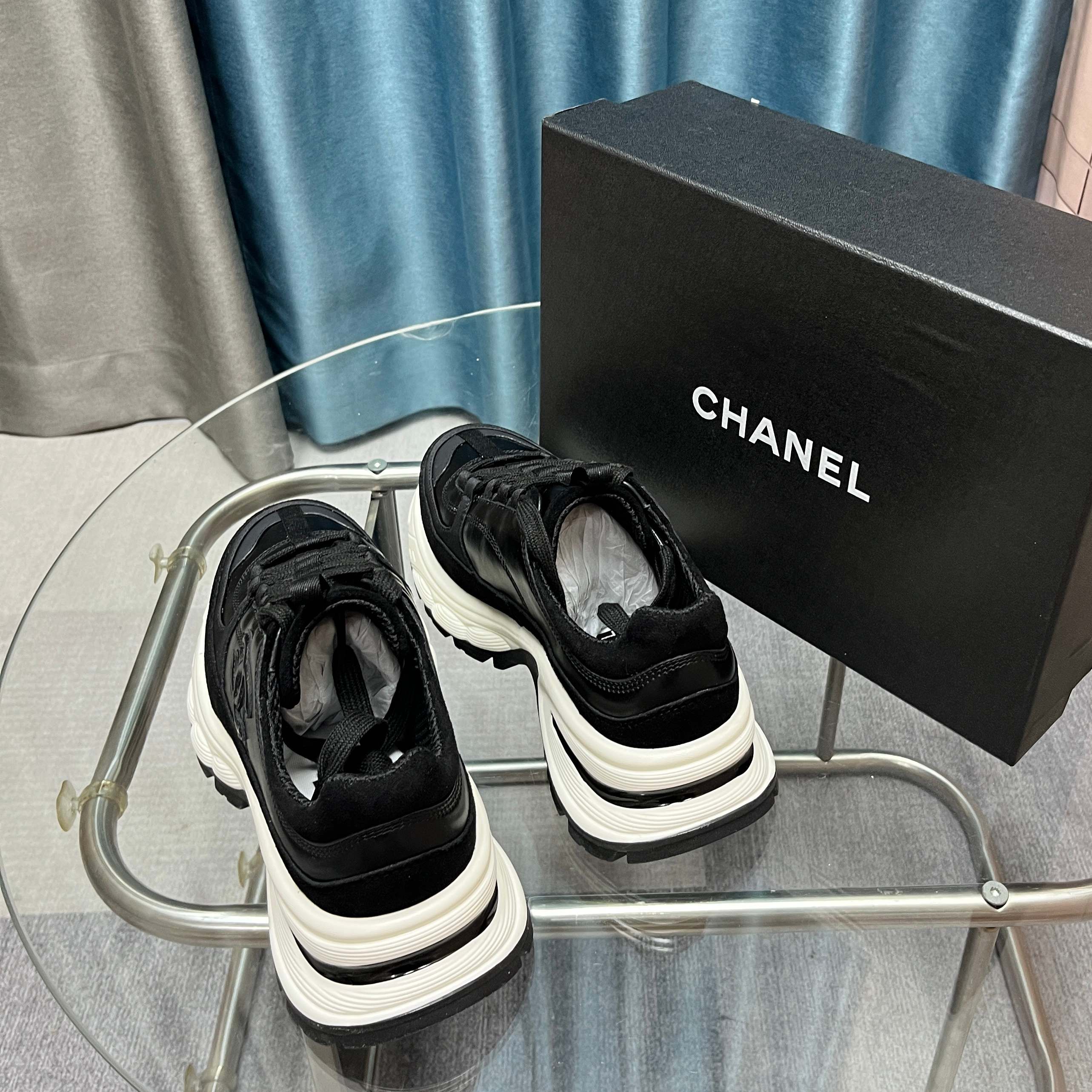 Chanel香奈儿熊猫鞋！2025专柜顶级休闲款运动鞋
这款经典设计；鞋面多种工艺电绣的风格；大底却时尚