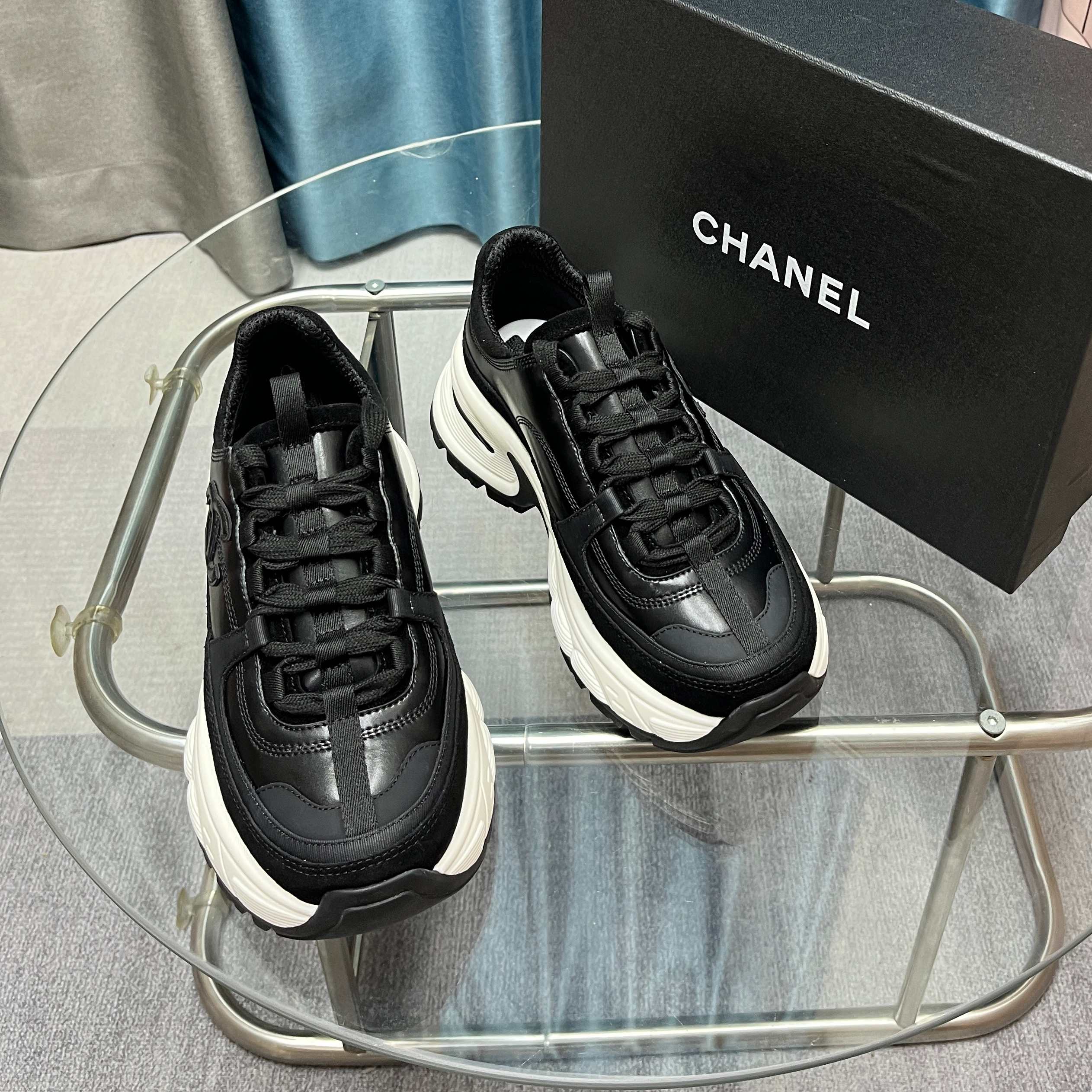 Chanel香奈儿熊猫鞋！2025专柜顶级休闲款运动鞋
这款经典设计；鞋面多种工艺电绣的风格；大底却时尚