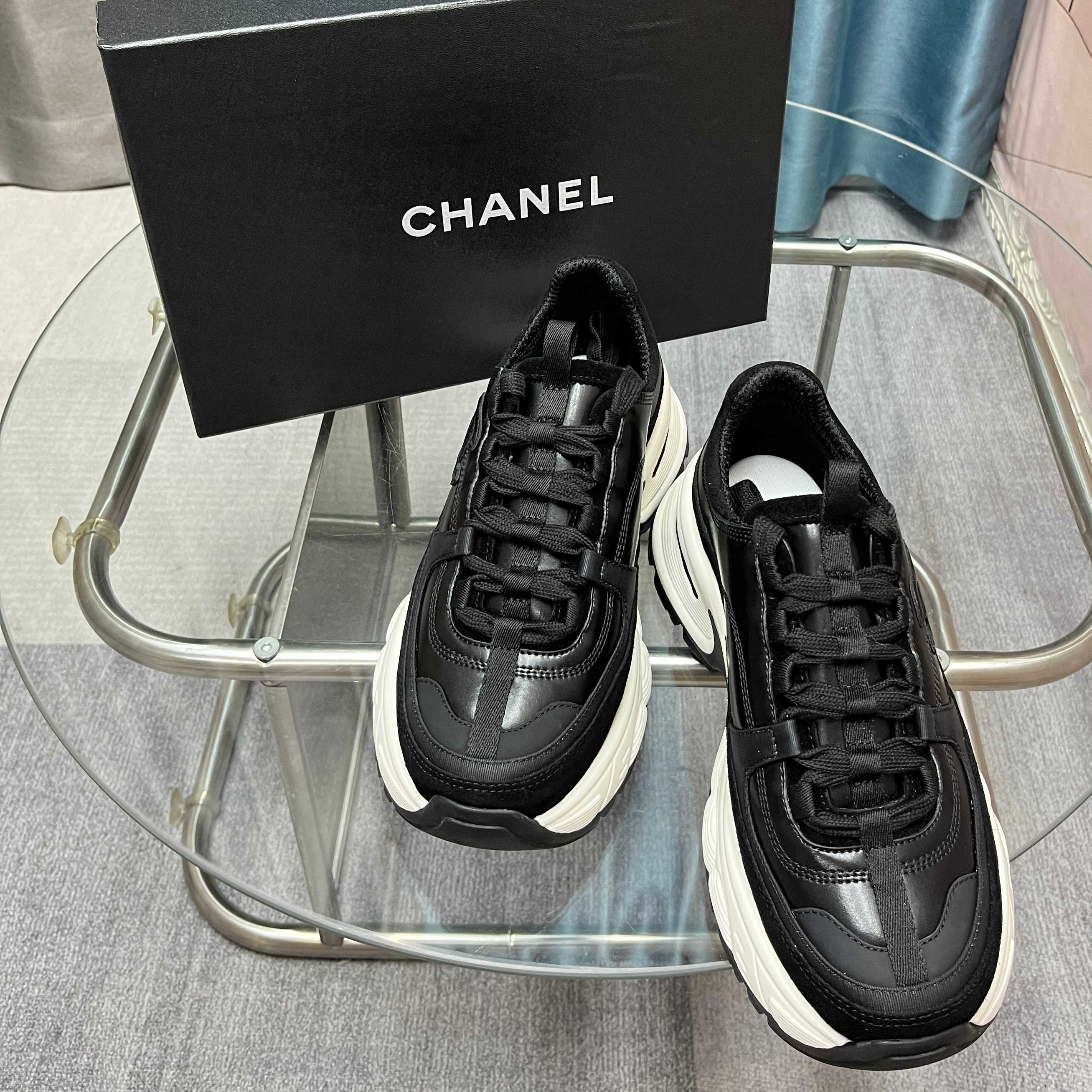 Chanel香奈儿熊猫鞋！2025专柜顶级休闲款运动鞋
这款经典设计；鞋面多种工艺电绣的风格；大底却时尚