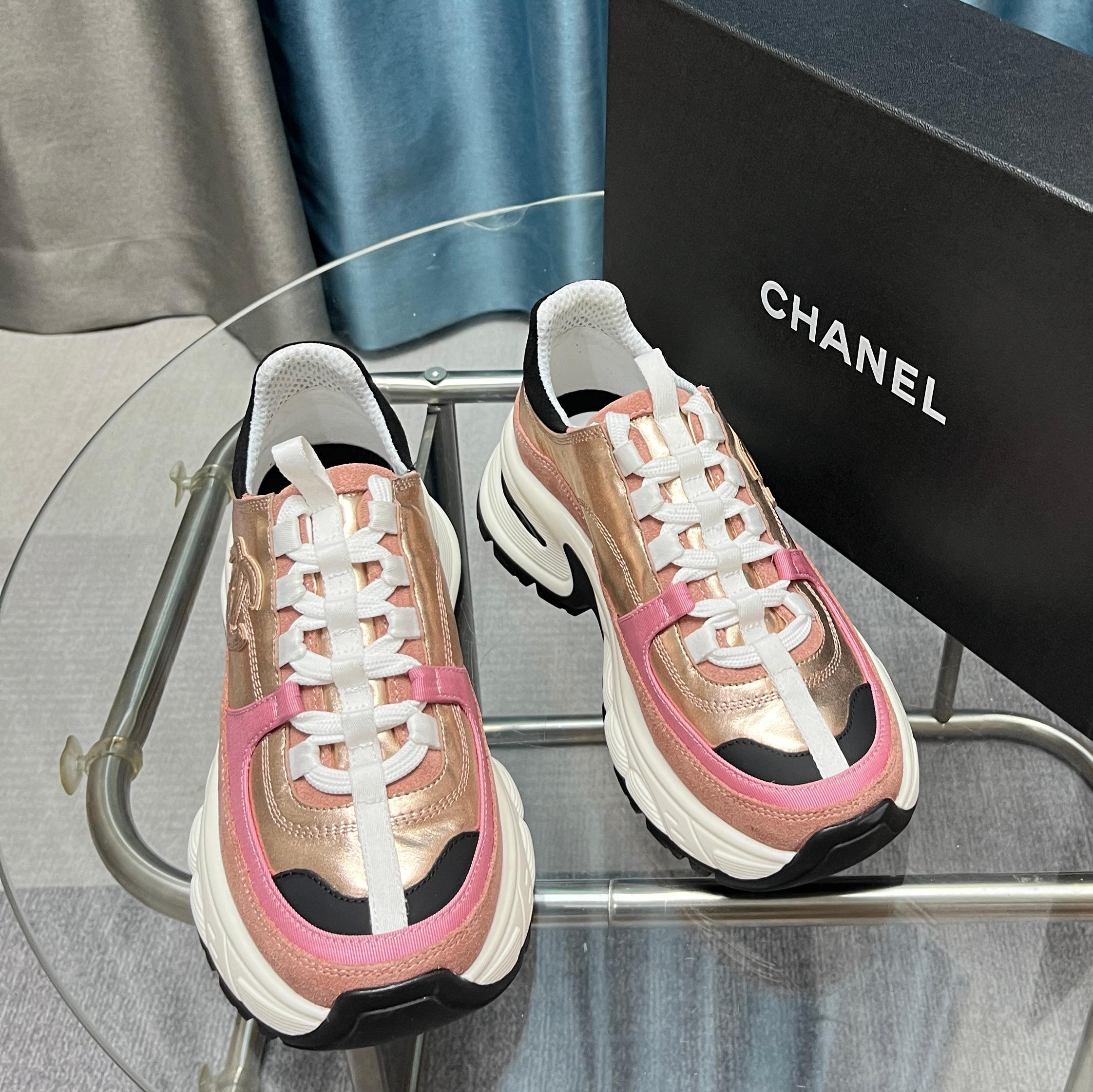 Chanel香奈儿熊猫鞋！2025专柜顶级休闲款运动鞋
这款经典设计；鞋面多种工艺电绣的风格；大底却时尚