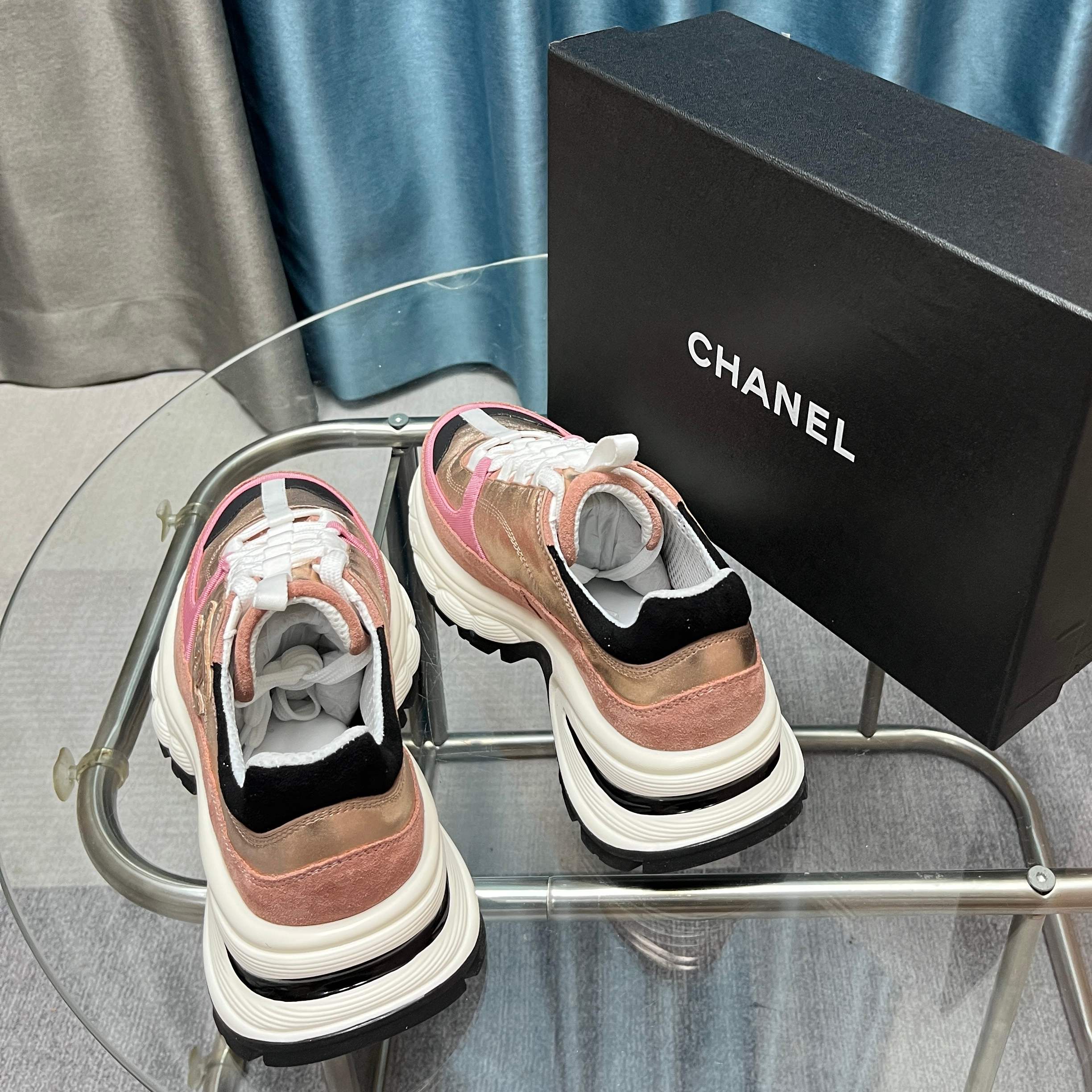 Chanel香奈儿熊猫鞋！2025专柜顶级休闲款运动鞋
这款经典设计；鞋面多种工艺电绣的风格；大底却时尚