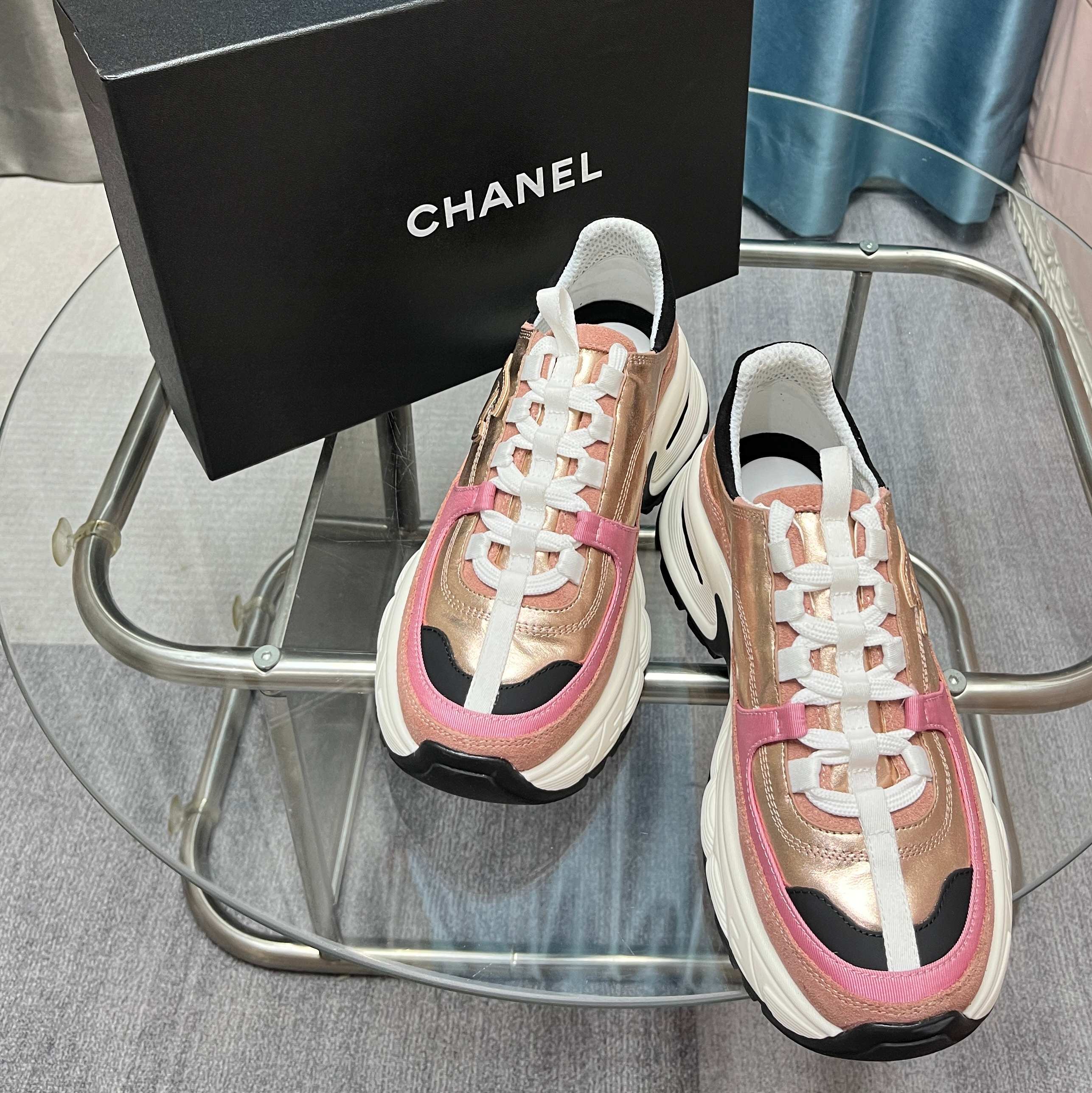 Chanel香奈儿熊猫鞋！2025专柜顶级休闲款运动鞋
这款经典设计；鞋面多种工艺电绣的风格；大底却时尚