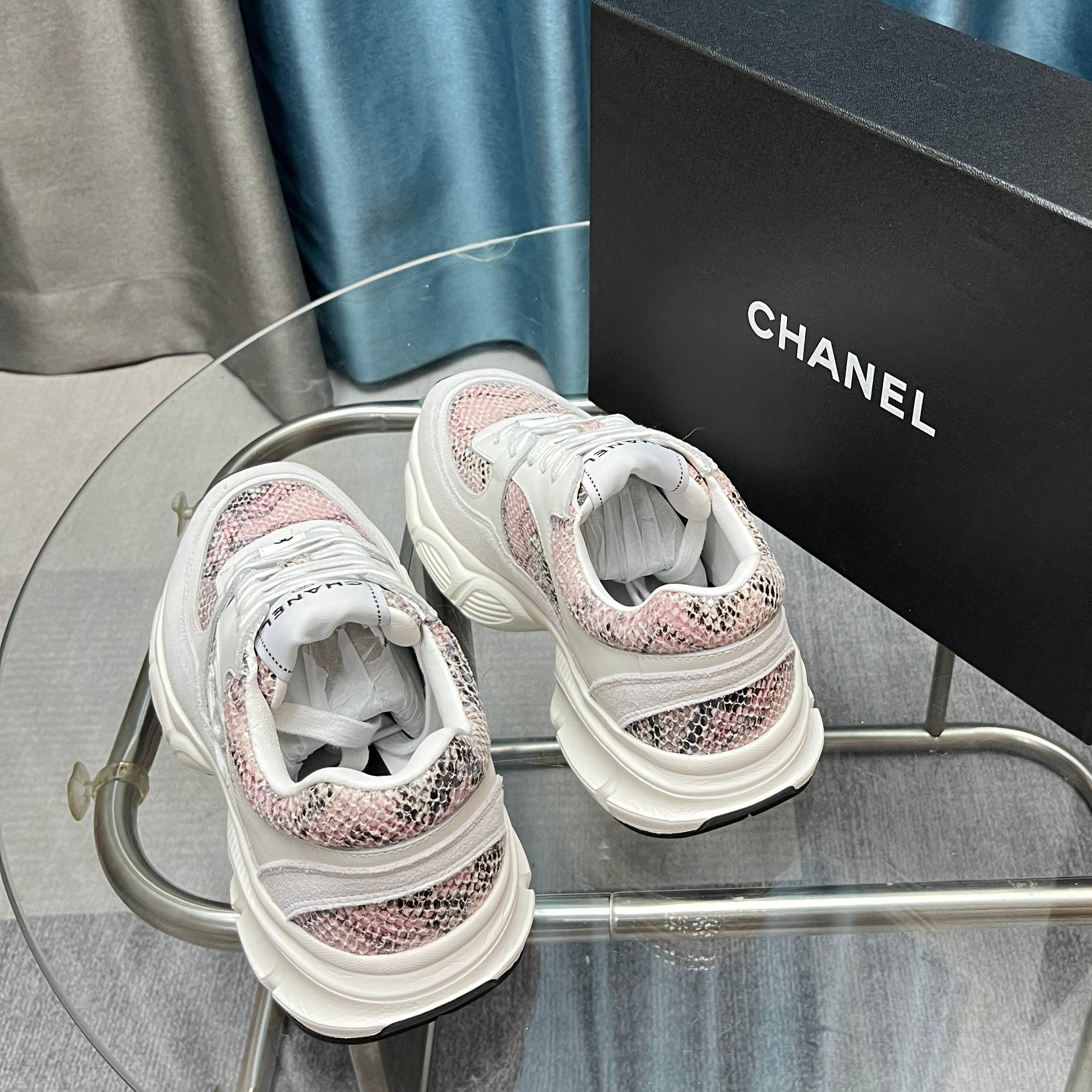 Chanel香奈儿熊猫鞋！2025专柜顶级休闲款运动鞋
这款经典设计；鞋面多种工艺电绣的风格；大底却时尚
