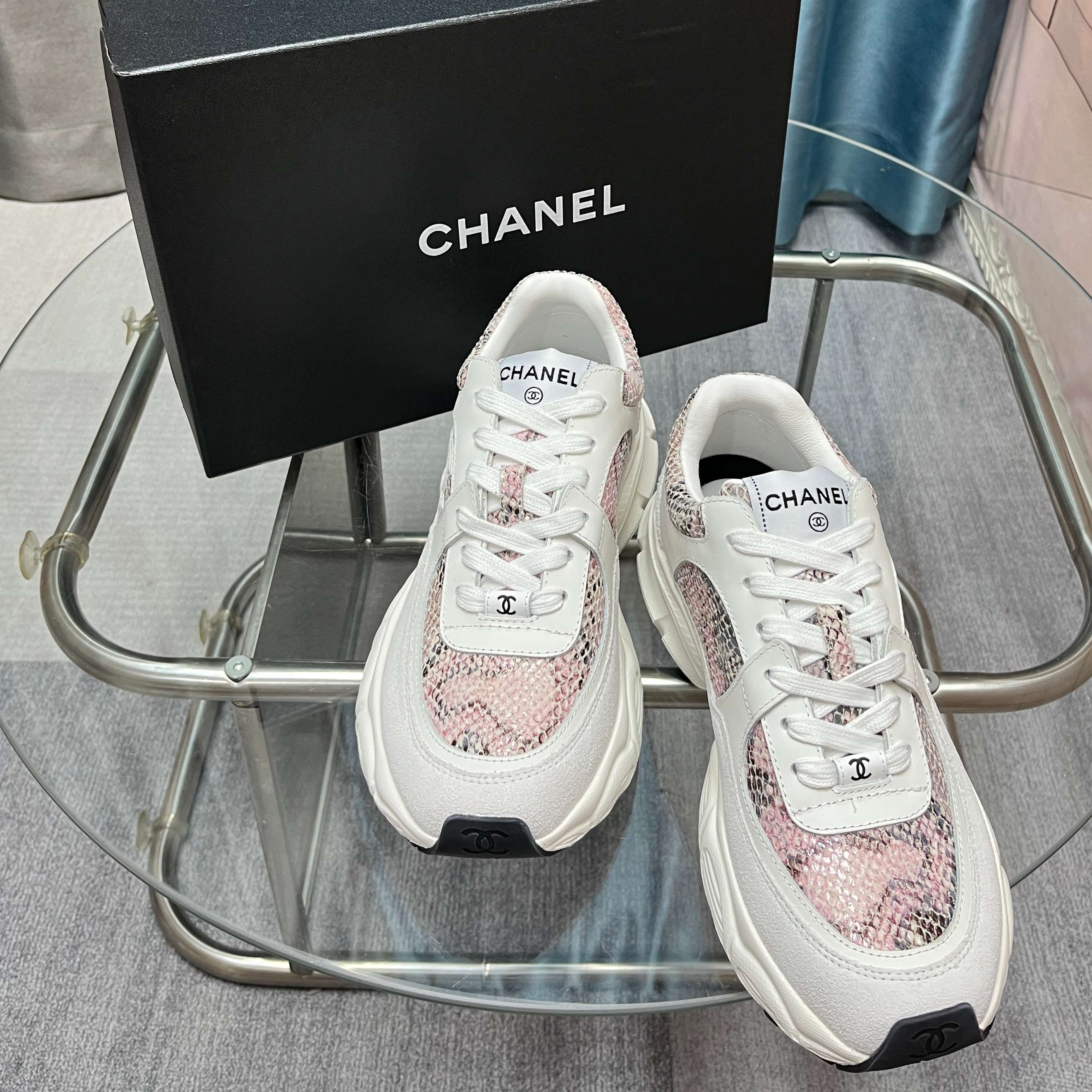 Chanel香奈儿熊猫鞋！2025专柜顶级休闲款运动鞋
这款经典设计；鞋面多种工艺电绣的风格；大底却时尚