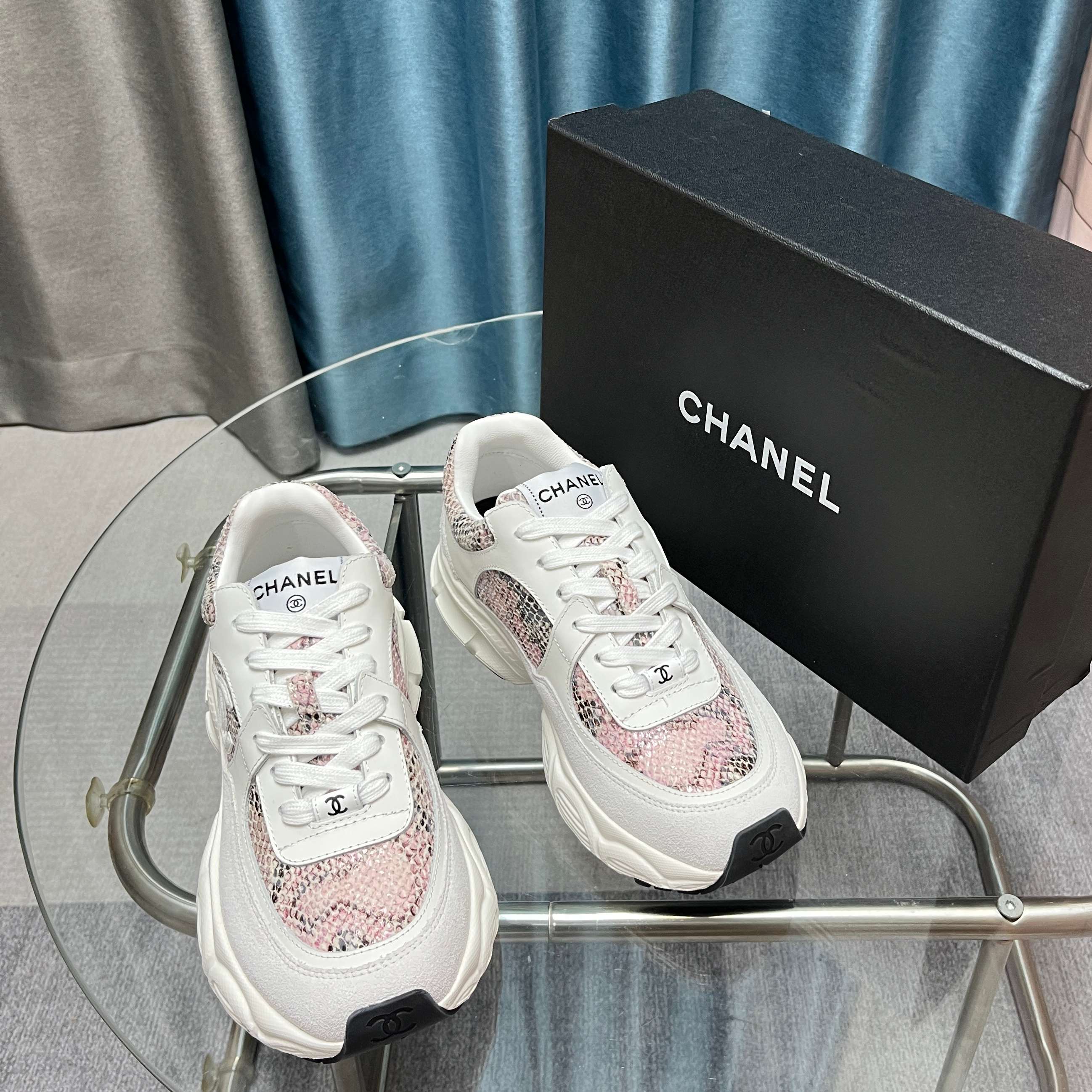 Chanel香奈儿熊猫鞋！2025专柜顶级休闲款运动鞋
这款经典设计；鞋面多种工艺电绣的风格；大底却时尚