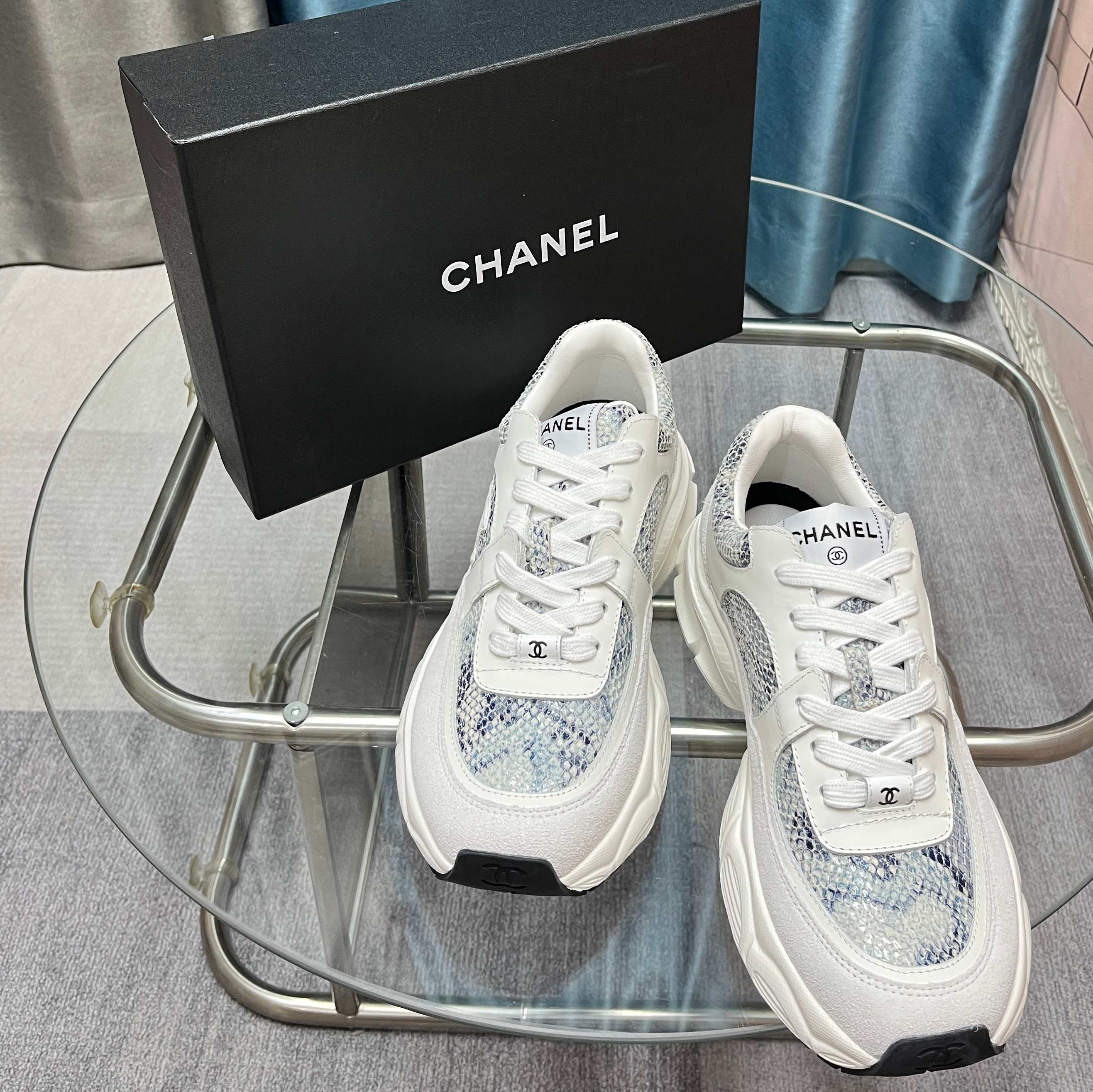 Chanel香奈儿熊猫鞋！2025专柜顶级休闲款运动鞋
这款经典设计；鞋面多种工艺电绣的风格；大底却时尚