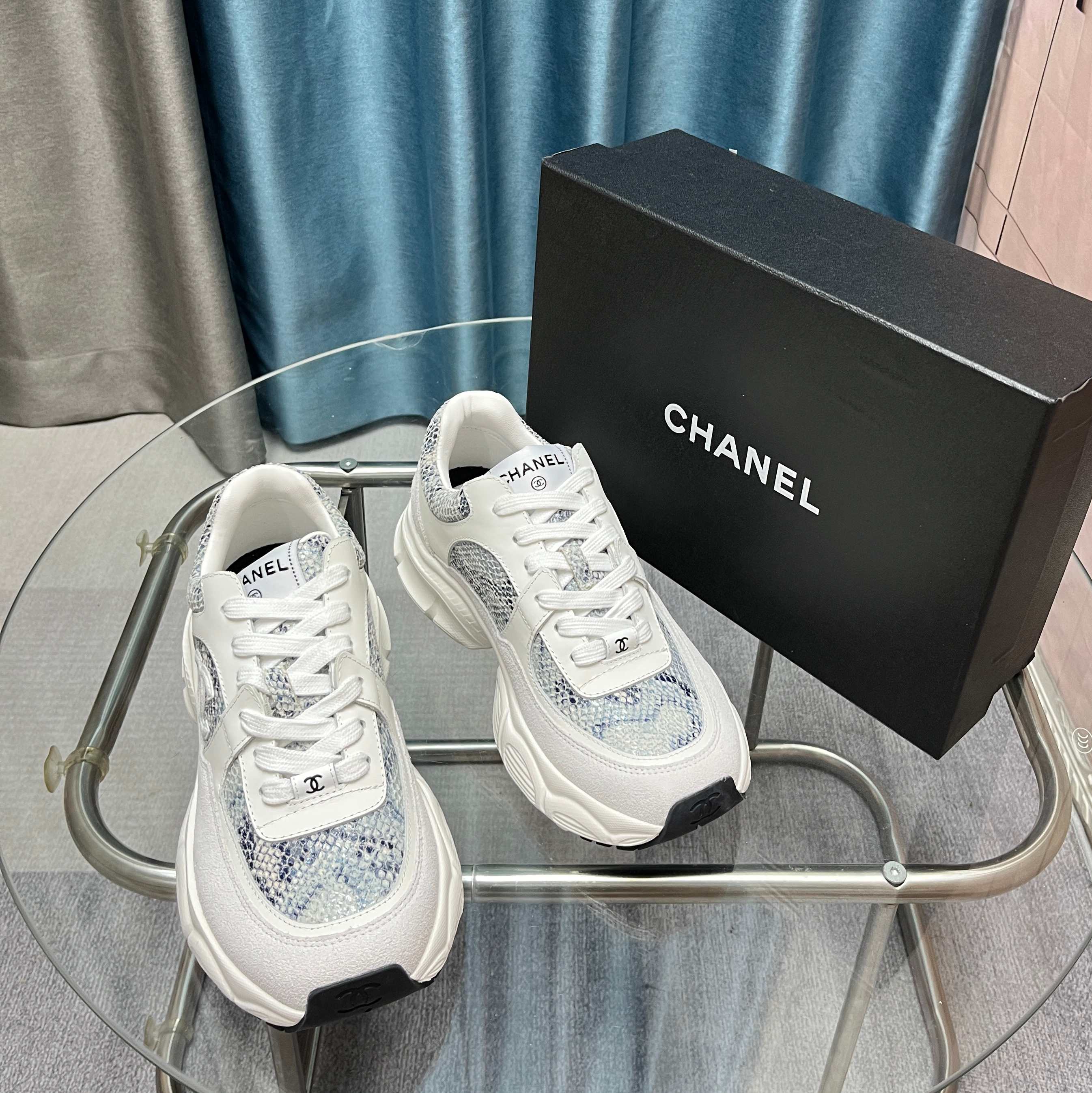 Chanel香奈儿熊猫鞋！2025专柜顶级休闲款运动鞋
这款经典设计；鞋面多种工艺电绣的风格；大底却时尚