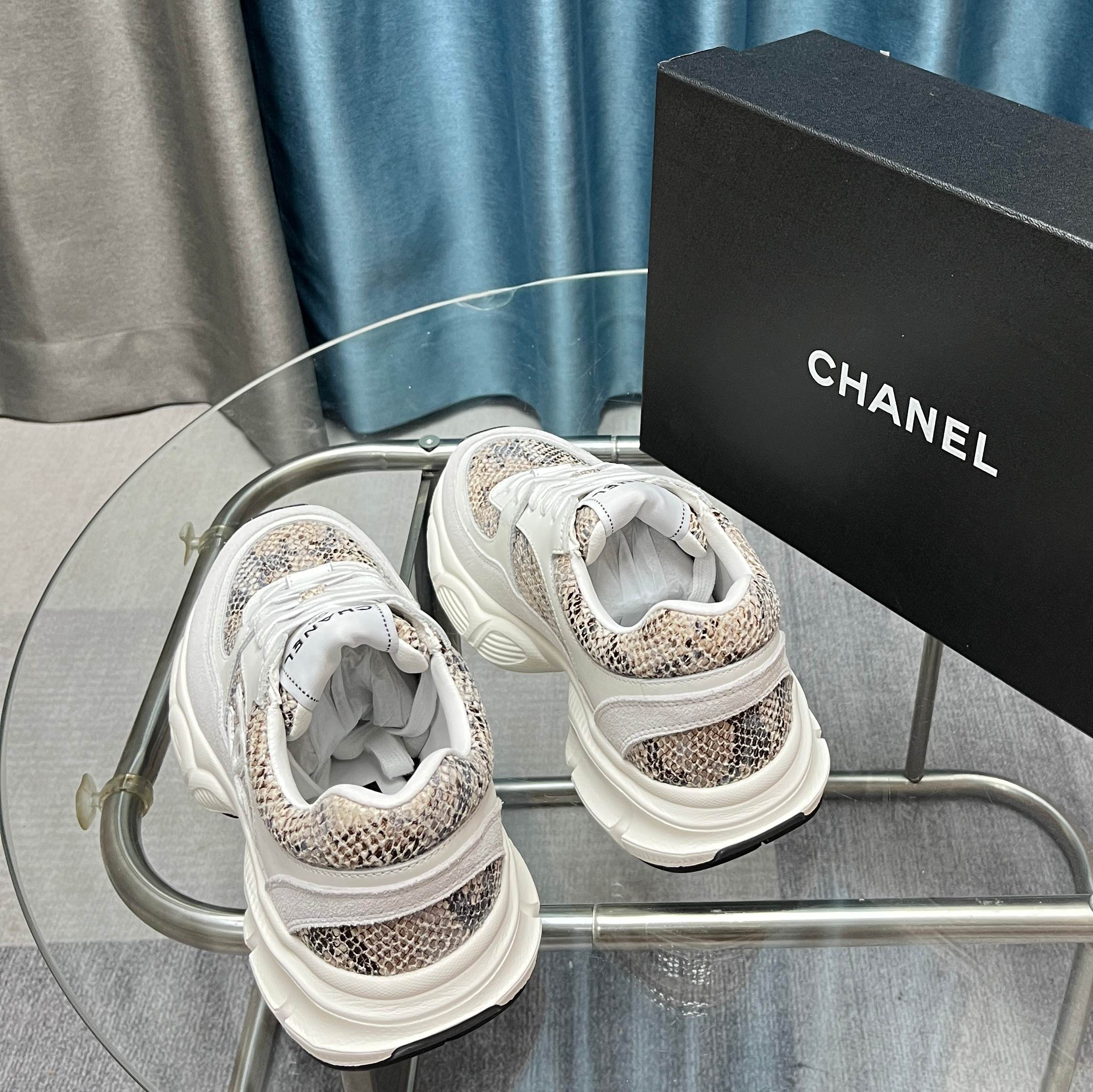 Chanel香奈儿熊猫鞋！2025专柜顶级休闲款运动鞋
这款经典设计；鞋面多种工艺电绣的风格；大底却时尚