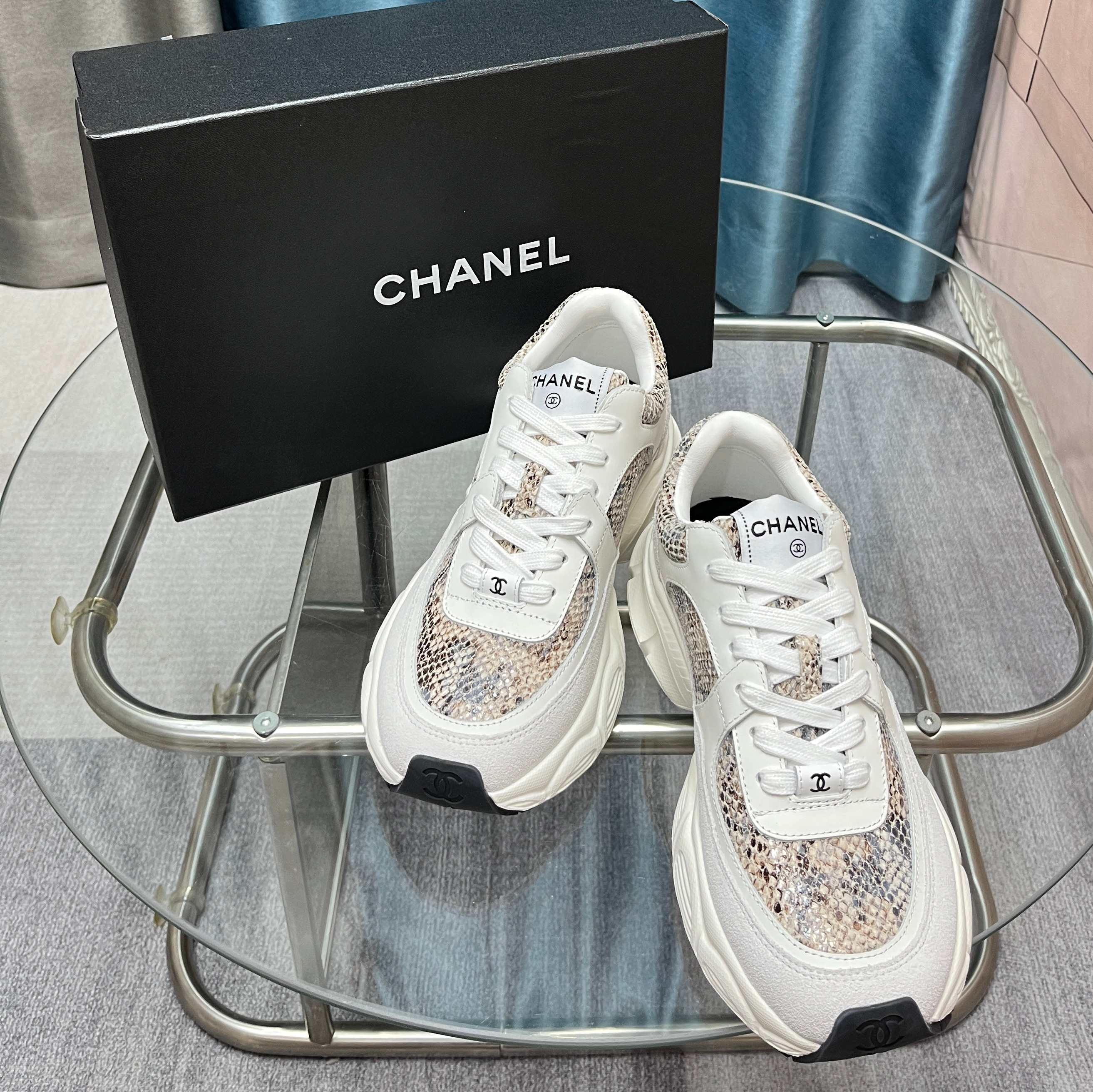 Chanel香奈儿熊猫鞋！2025专柜顶级休闲款运动鞋
这款经典设计；鞋面多种工艺电绣的风格；大底却时尚