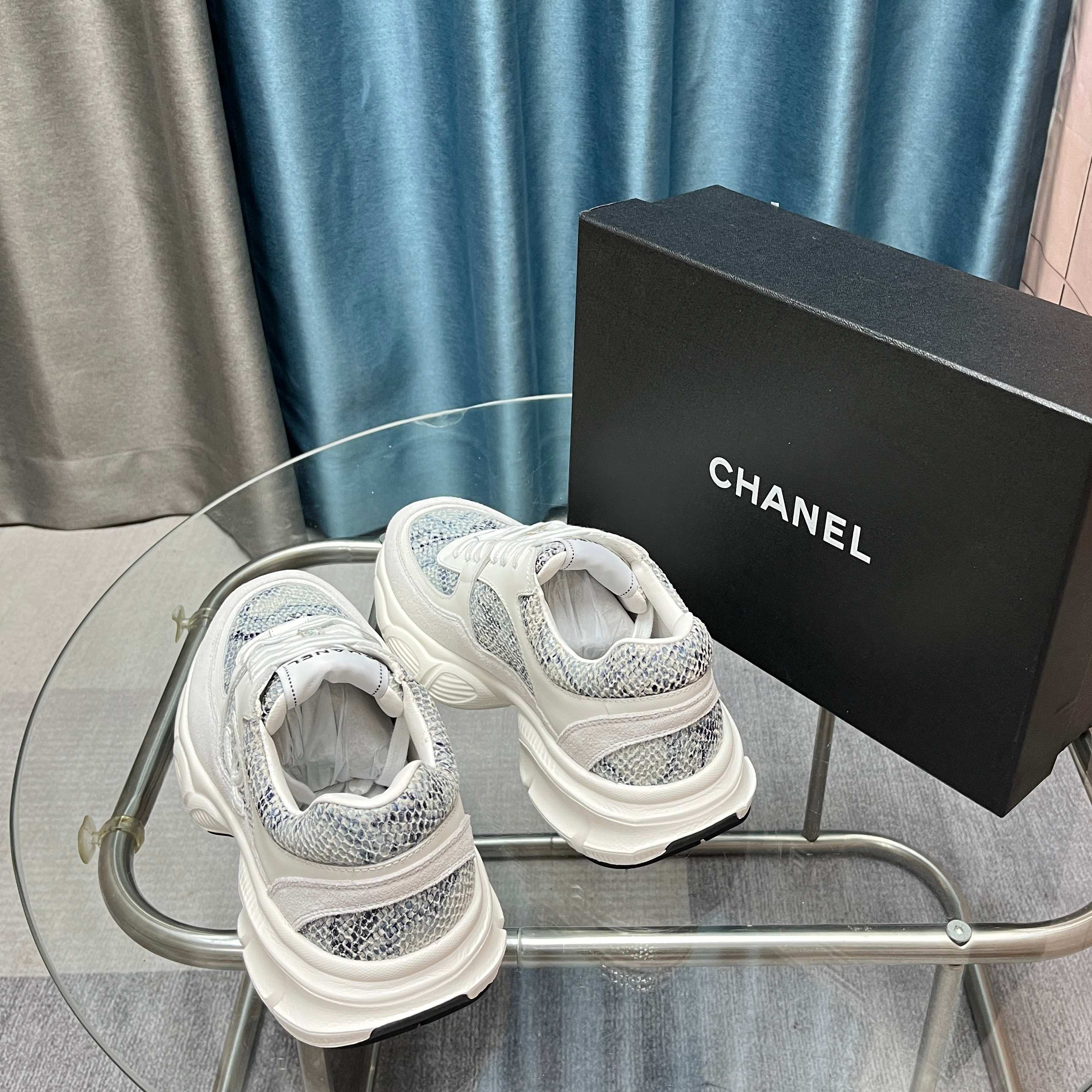 Chanel香奈儿熊猫鞋！2025专柜顶级休闲款运动鞋
这款经典设计；鞋面多种工艺电绣的风格；大底却时尚