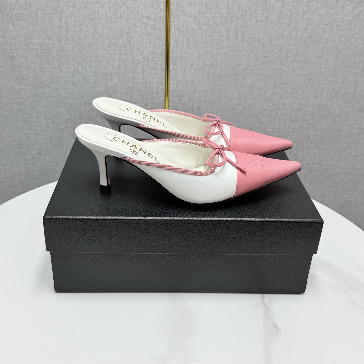 CHANEL*2025★★★★★ Muchas celebridades y celebridades de Internet han usado sus pies. Es una serie versátil popularizada …