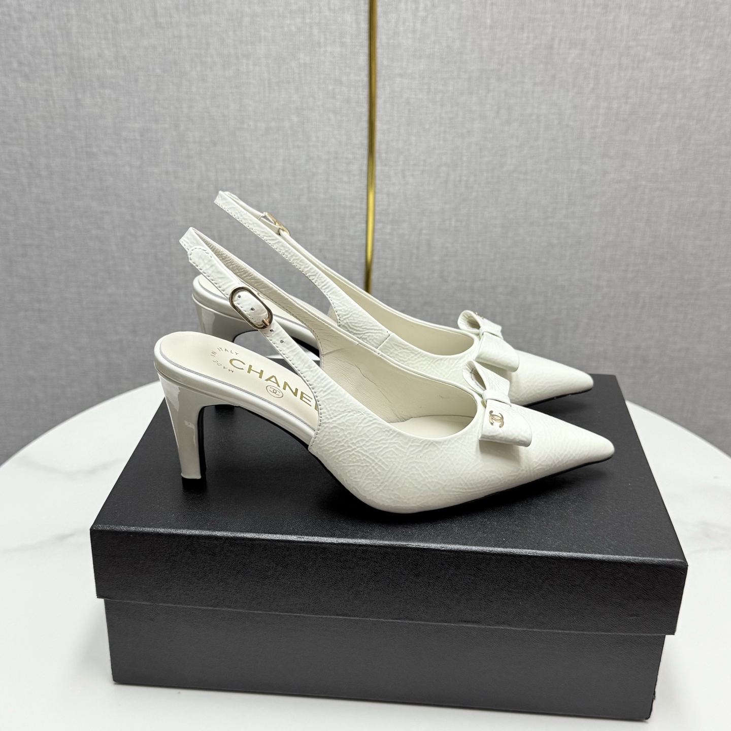 NO:615718,2025★★★★★ Many celebrities and internet celebrities are on their feet, a versatile series popularized by domestic and foreign bloggers, the first choice for spring and summer wardrobe must-have shoes. Upper seven leather lining: Imported crystal sheepskin lining Outsole original molded custom leather sole Shoe size: 35-39 (40, 41, custom-made, non-returnable) Delivery of luxurious and latest counter simultaneous packaging, sandals, sandals, sheepskin198609092025★★★★★ 众多明星网红上脚,国内外博主刷爆的一个百搭系列,春夏衣橱搭配必备 单鞋首选. 鞋面柒皮  内里: 进口水晶羊皮内里 大底原版开模定制真皮底 鞋码: 35-39（40、41、定做不退换） 配送豪华最新专柜同步包装,凉鞋单鞋,sandals,sheepskin,Women's Shoes