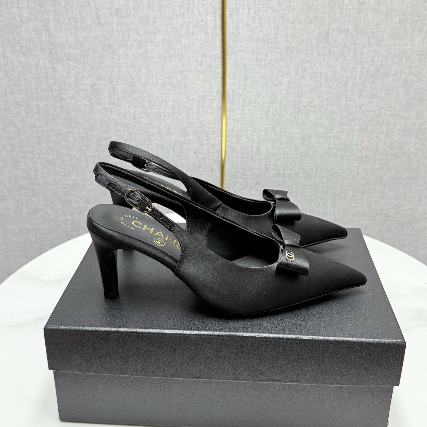 NO:615675,2025★★★★★ Many celebrities and internet celebrities are on their feet, a versatile series popularized by domestic and foreign bloggers, the first choice for spring and summer wardrobe must-have shoes. Upper silk lining: imported crystal sheepskin lining outsole original molded custom leather sole Shoe size: 35-39 (40, 41, custom-made, non-refundable) Delivery of the latest luxury counters with simultaneous packaging, sandals, sandals, sheepskin, real silk198609092025★★★★★ 众多明星网红上脚,国内外博主刷爆的一个百搭系列,春夏衣橱搭配必备 单鞋首选. 鞋面真丝  内里: 进口水晶羊皮内里 大底原版开模定制真皮底 鞋码: 35-39（40、41、定做不退换） 配送豪华最新专柜同步包装,凉鞋单鞋,sandals,sheepskin,real silk,Women's Shoes