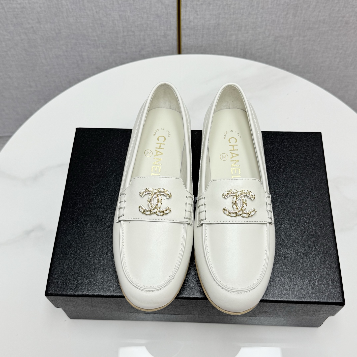 Los pequeños y fragantes mocasines con monograma y hebilla de diamantes de Chanel se pueden usar durante todo el año. N…