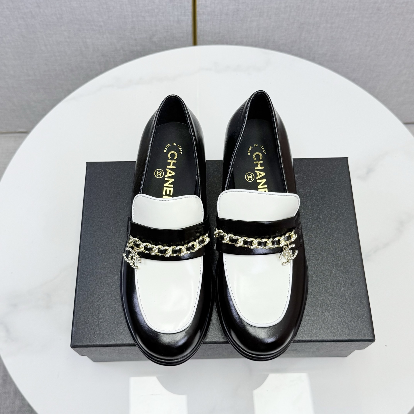 Los nuevos mocasines de Chanel. Los mocasines de esta temporada son muy estándar. Son retro, guapos y casuale…