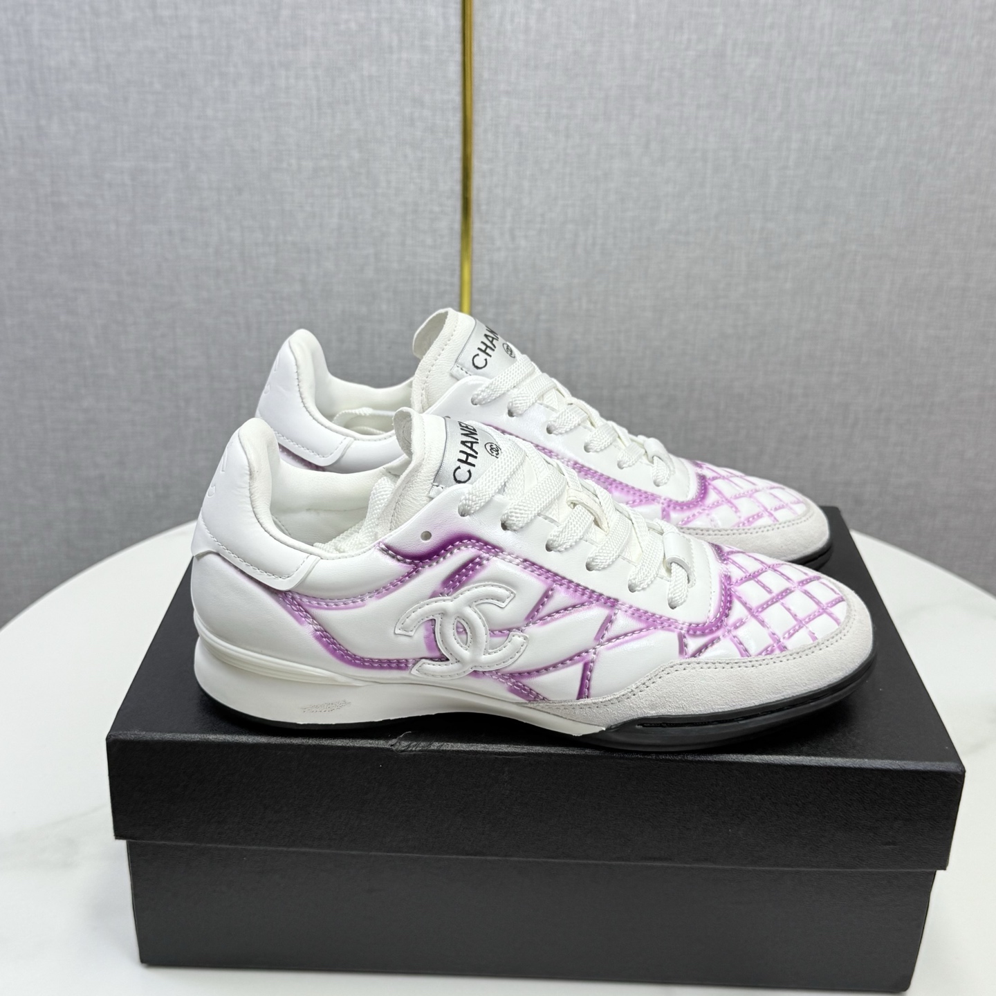 NO:481353,Top version Chanel Chanel - top casual sneakers for counters. This classic design of sneakers; the upper is crafted and electric embroidered with various craftsmanship; the sole is fashionable and sporty; it is an extraordinary variety of color matching elements... The diversified mix and match is very beautiful and versatile, casual, fashionable, sports, and outdoors can be taken into consideration... Go material The upper is made of original cowhide. The inner is made of original imported sheepskin. The sole is based on the original TPU combination sole. The counter is made of high-quality packaging for women. The full set of casual shoes/sports shoes, chanel, chanel, sneakers, cowhide, sheepskin19860909顶级版本 Chanel香奈儿——专柜顶级休闲款运动鞋 球鞋这款经典设计；鞋面多种工艺电绣的风格；大底却时尚运动；不平凡的拥入了多种配色元素…… 多元化混搭非常好看百搭,休闲,时尚,运动,户外都能兼顾…… Go 材料 鞋面采用 原版牛皮 内里采用 原版进口羊皮 大底根据 原版TPU组合大底 专柜精品包装全套女35–41,休闲鞋/运动鞋,chanel,chanel,sneakers,cowhide,sheepskin,Women's Shoes