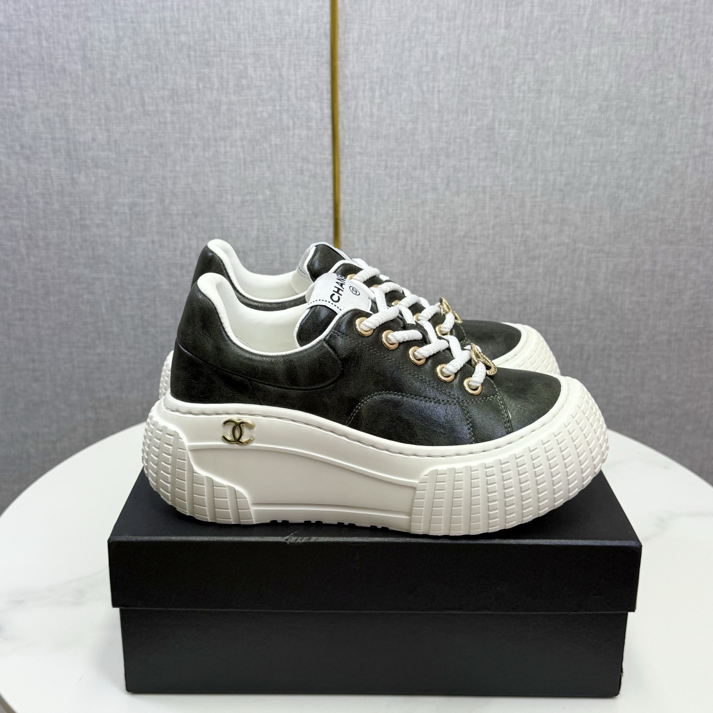 NO:481361,Chanel bread shoes ~Original calfskin panda shoes Chanel Chanel 25C latest hits Panda black and white sneakers casual board shoes Xiaoxiang hot items Classic black and white Panda color matching coco girls necessary to buy Fabric: Original custom mixed-bred sheepskin Inner: Original imported breathable net Outsole: Original open mold rubber + TPU combination Size: Women's 35-41, casual shoes/sports shoes, chanel, chanel, sneakers, cowhide, sheepskin19860909香奈儿面包鞋 ～原版小牛皮熊猫鞋 Chanel 香奈儿 25C 最新爆款 熊猫 黑白 运动鞋 休闲板鞋 小香 爆款单品 经典黑白 熊猫配色 coco女孩必要入款 面料: 原版定制混种羊皮 内里: 原版进口透气网里 大底: 原版开模橡胶+TPU组合 Size: 女款35-41,休闲鞋/运动鞋,chanel,chanel,sneakers,cowhide,sheepskin,Women's Shoes