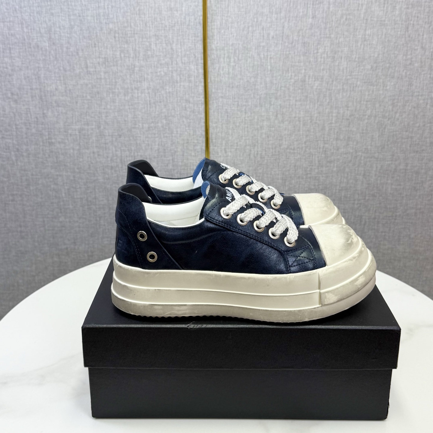 NO:481369,Chanel bread shoes, old-fashioned dirty shoes ~ Original calfskin panda shoes Chanel Chanel 25C latest hits Panda black and white sneakers casual shoes Xiaoxiang hot items Classic black and white Panda color matching coco girls necessary to buy Fabric: Original custom mixed-bred sheepskin Inner: Original imported breathable net Outsole: Original open mold rubber + TPU combination Size: Women's 35-41, casual shoes/sports shoes, chanel, chanel, sneakers, cowhide, sheepskin19860909香奈儿面包鞋,做旧款脏脏鞋 ～原版小牛皮熊猫鞋 Chanel 香奈儿 25C 最新爆款 熊猫 黑白 运动鞋 休闲板鞋 小香 爆款单品 经典黑白 熊猫配色 coco女孩必要入款 面料: 原版定制混种羊皮 内里: 原版进口透气网里 大底: 原版开模橡胶+TPU组合 Size: 女款35-41,休闲鞋/运动鞋,chanel,chanel,sneakers,cowhide,sheepskin,Women's Shoes