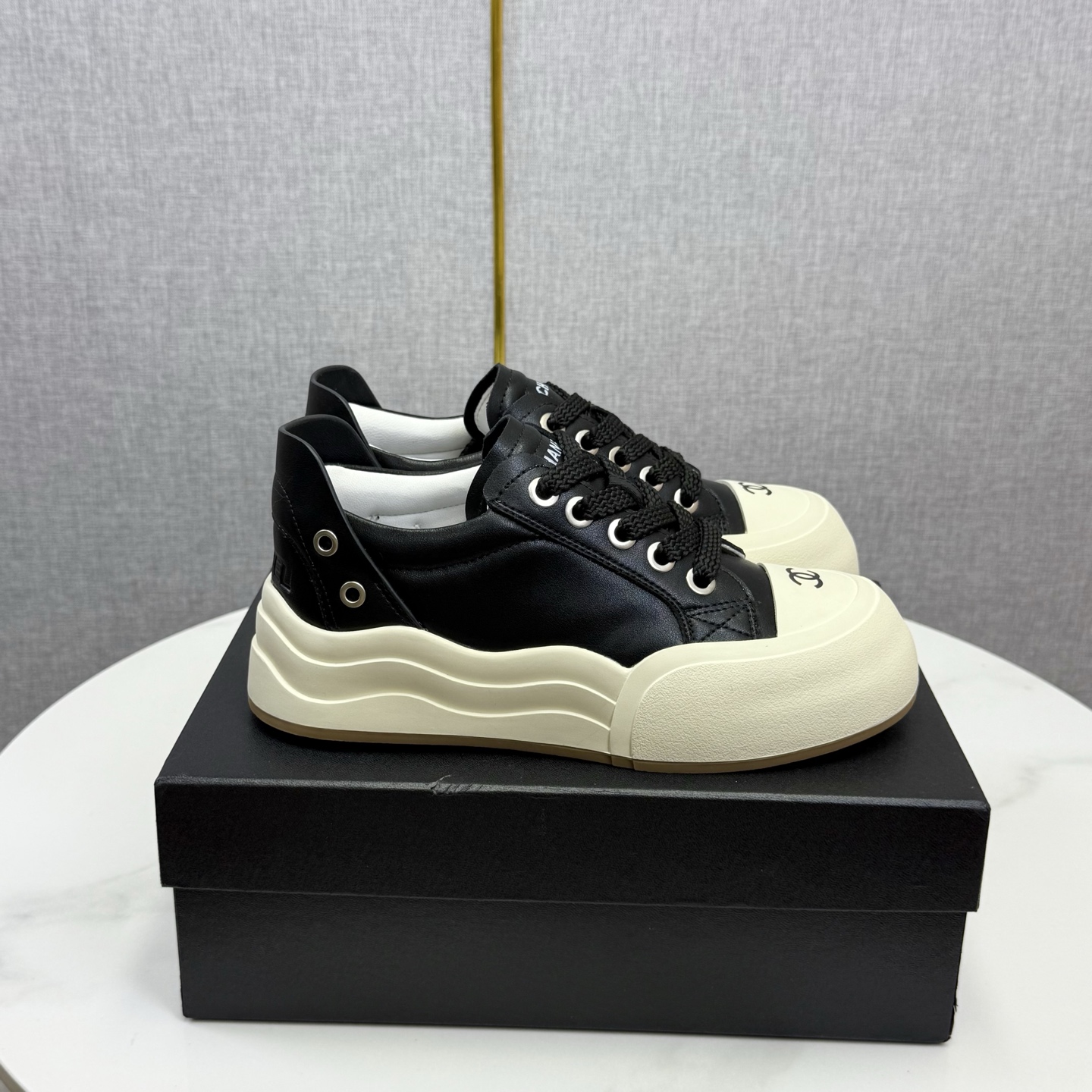 NO:481379,Chanel bread shoes ~Original calfskin panda shoes Chanel Chanel 25C latest hits Panda black and white sneakers casual board shoes Xiaoxiang hot items Classic black and white Panda color matching coco girls necessary to buy Fabric: Original custom mixed-bred sheepskin Inner: Original imported breathable net Outsole: Original open mold rubber + TPU combination Size: Women's 35-41, casual shoes/sports shoes, chanel, chanel, sneakers, cowhide, sheepskin19860909香奈儿面包鞋 ～原版小牛皮熊猫鞋 Chanel 香奈儿 25C 最新爆款 熊猫 黑白 运动鞋 休闲板鞋 小香 爆款单品 经典黑白 熊猫配色 coco女孩必要入款 面料: 原版定制混种羊皮 内里: 原版进口透气网里 大底: 原版开模橡胶+TPU组合 Size: 女款35-41,休闲鞋/运动鞋,chanel,chanel,sneakers,cowhide,sheepskin,Women's Shoes