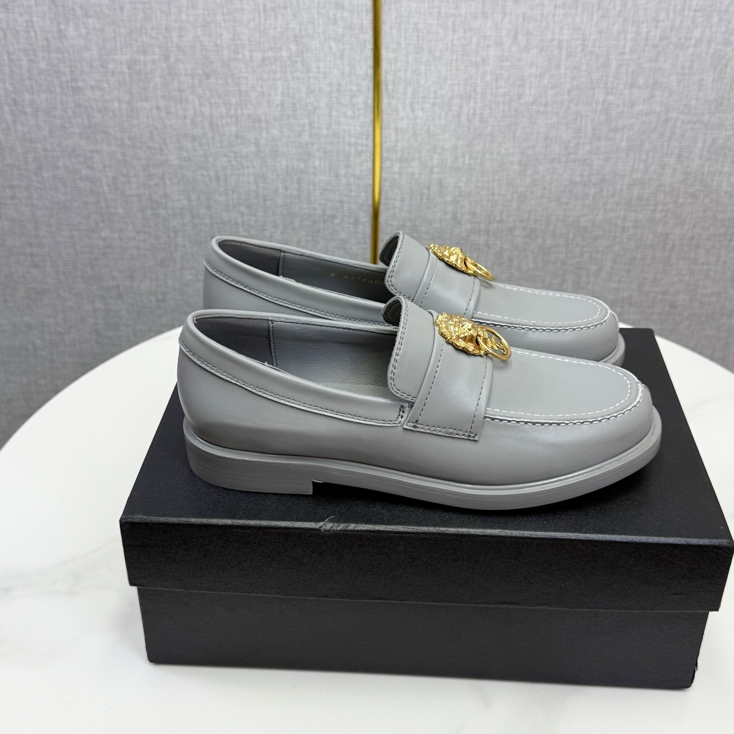 NO:615677,Chanel 25K new loafers. This season's loafers are very satisfactory. They are retro, handsome and casual. They are available in black and gold colors. They are both worth buying. They are completely easy to match. Cowhide/suede upper, sheepskin lining, genuine leather outsole. Size: 35-39. Other sizes are customized, loafers, chanel, loafers, cowhide, sheepskin, chamois leather, Leather soles.19860909Chanel 25K新款乐福鞋 这一季的乐福鞋很中规中矩 复古帅气还随性黑金两个颜色 都值得入 搭配完全无负担 鞋面牛皮/麂皮 内里羊皮 真皮大底 Size:35-39 其它码数定做,乐福鞋,chanel,loafers,cowhide,sheepskin,chamois leather,Leather soles,Women's Shoes