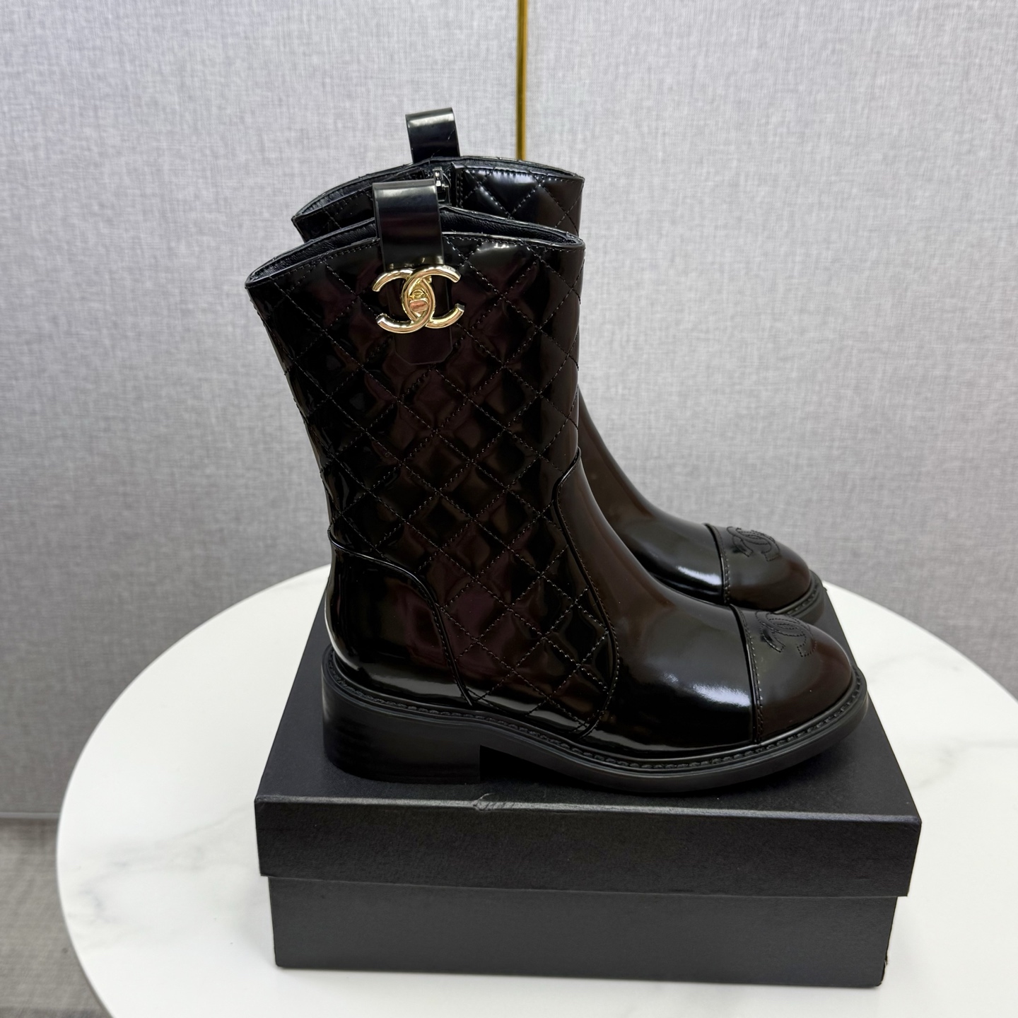 NO:615680,2025 Xiaoxiang short boots, a must-have item for this autumn and winter!  !  Chanel's autumn and winter heavy industry popular short boots are highly recommended by Xiaohongshu. They look good no matter how you match them. They are a must-have for fashion. Ms. Chanel loves simple and irresistible combinations to show her unique dressing style. She can mix and match freely to shine and follow the fashionable steps of her grandma!  !  !  Enlarge the exquisite details to see the original molded hardware buckle. The top version is made at the purchasing level. ★The upper is made of first-layer cowhide, sheepskin feet, and rubber outsole. Size 35-39 (order 40/41), boots, chanel, boots, cowhide, sheepskin198609092025小香短靴,本季秋冬季必备单品！！ 香奈儿秋冬重工爆款短靴 小红书力推款,怎么搭配都好看,时髦精必备,香奈儿女士钟爱简约又难以抗拒搭配展现与众不同的穿搭风格、自由混搭闪耀到位跟紧香奶奶时尚步伐！！！精致细节放大看原版开模五金扣 顶级版本代购级别打造★鞋面采用头层牛皮,羊皮垫脚,橡胶大底 码数35-39（40/41订）,靴子,chanel,boots,cowhide,sheepskin,Women's Shoes