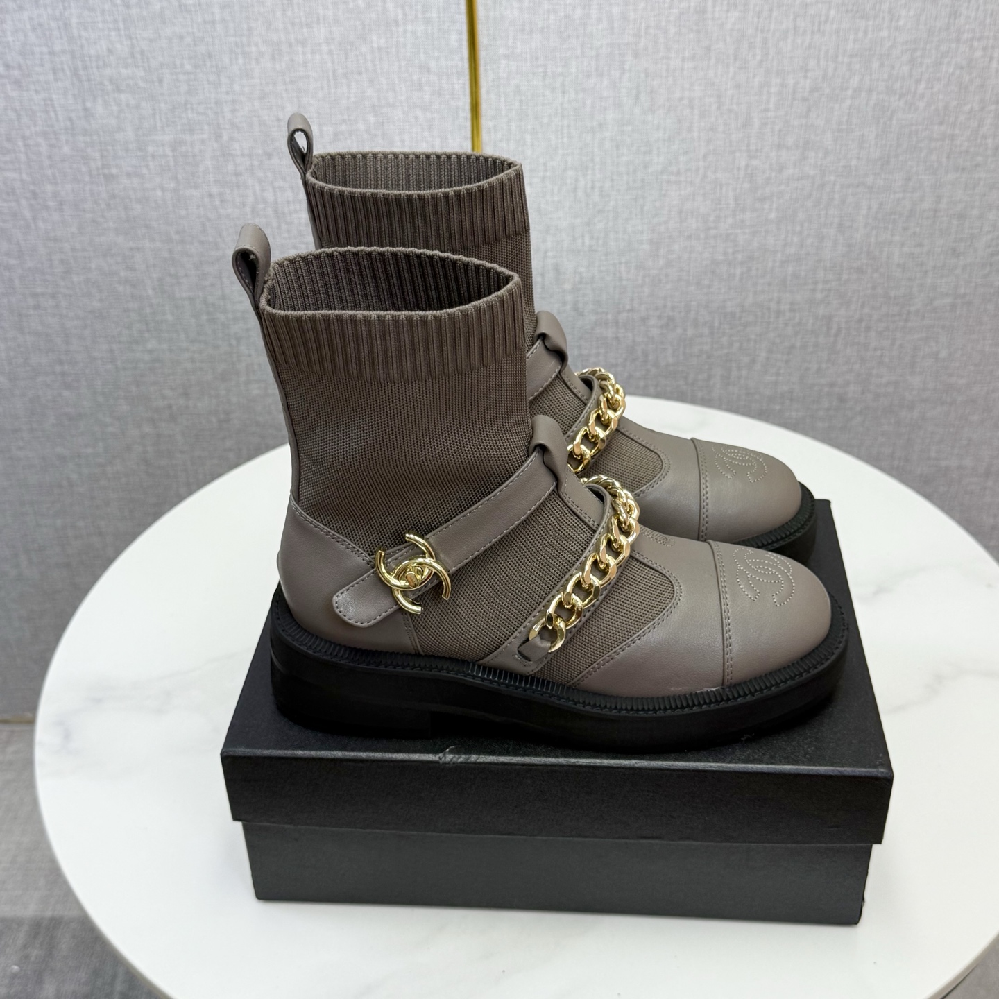 NO:615645,Chanel Paris catwalk show autumn and winter hot styles  Xiaohongshu highly recommends this model, a must-have for fashion. Ms. Chanel loves simple yet irresistible styles. The gold chain is paired with hardware buckles to show a unique style. The original molded foam outsole is made of Italian imported calfskin, imported wool fly weave, and water-dyed sheepskin inside. The code number is 35-40, (custom-made 41.42. Non-refundable), fly weave, leather, boots, chanel, boots, cowhide, sheepskin19860909香奈儿巴黎走秀秋冬爆款 小红书力推款,时髦精必备,香奈儿女士钟爱简约又难以抗拒系,金色链条搭配五金扣,展现与众不同的穿搭风格、原版开模发泡大底,面料采用意大利进口小牛皮,进口羊毛飞织,内里水染羊皮,码数35-40,（定做41.42.不退换）,飞织,皮,靴子,chanel,boots,cowhide,sheepskin,Women's Shoes