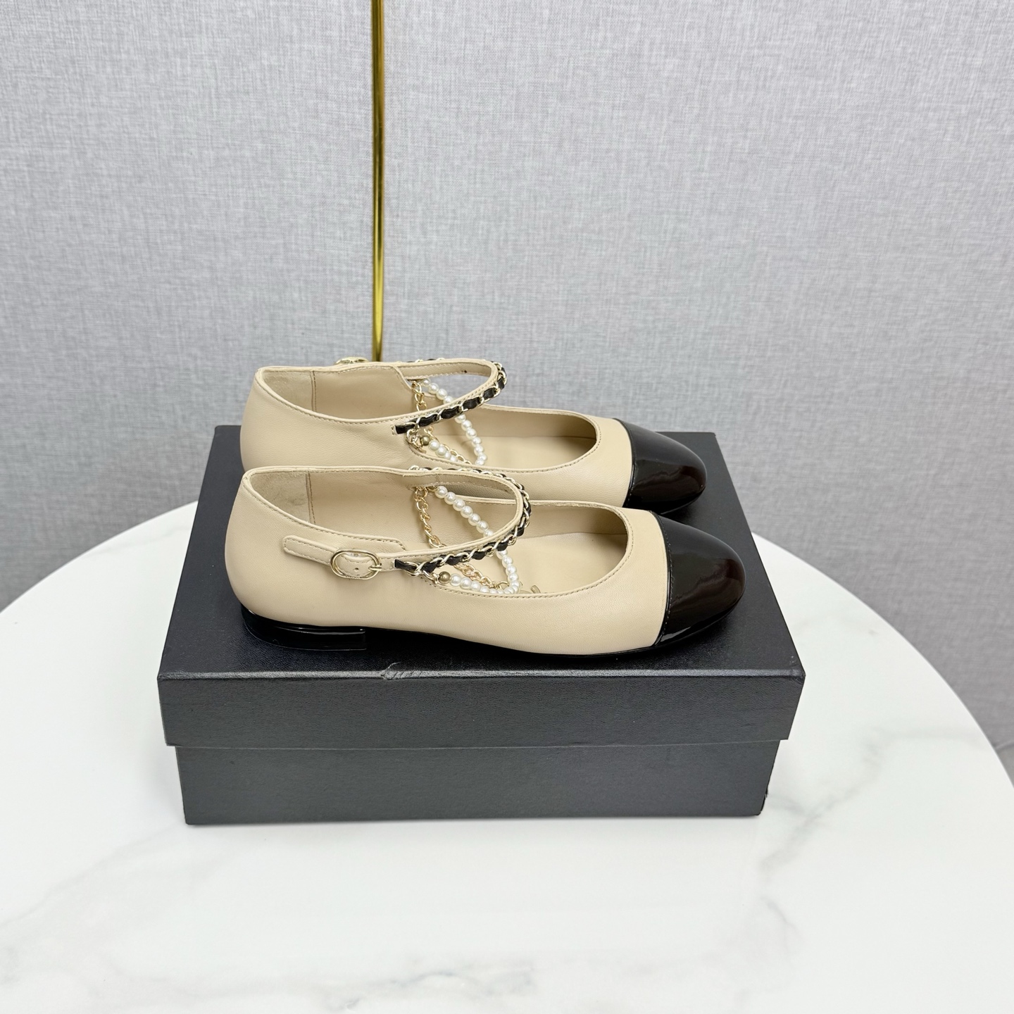 NO:615682,CHANE*｜Xiaoxiang 25P spring and summer new product pearl flat shoes. The cute and delicate pearls elegantly reduce age and have a fairy-like princess atmosphere!  The upper is made of imported sheepskin/sheep leather, the inner foot pads are all grained sheepskin, and the outsole is imported genuine leather from Italy!  Heel height 2.5cm Size35-39 (34/40/41 customized), Mary Jane, chanel, mary jane, sheepskin, sheep, Leather soles19860909CHANE*｜小香25P春夏新品 珍珠平底单鞋 乖巧秀气的珍珠优雅减龄 仙气满满的公主氛围！ 鞋面采用进口羊皮/羊京 内里垫脚均为粒面羊皮 意大利进口真皮大底！ 跟高2.5cm Size35-39（34/40/41定制）,玛丽珍,chanel,mary jane,sheepskin,sheep,Leather soles,Women's Shoes