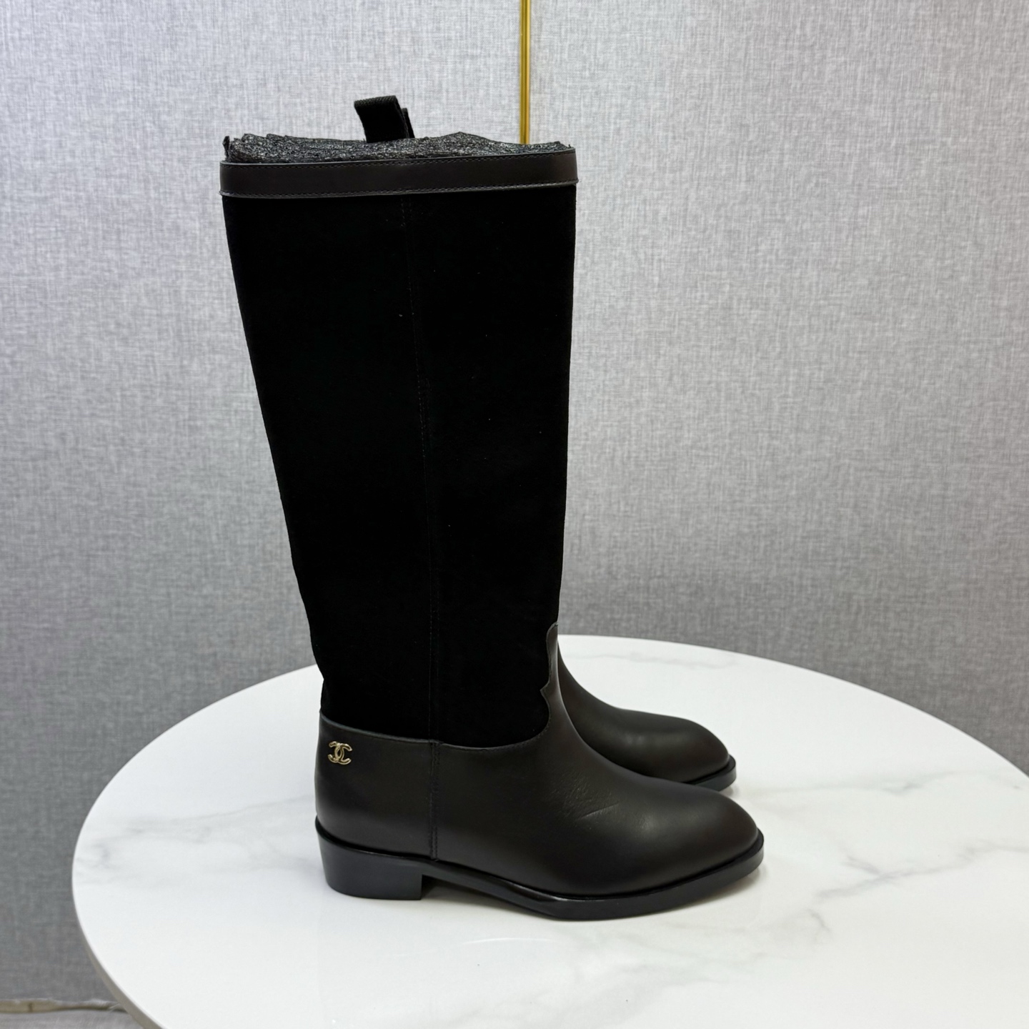 NO:615665,2025 Chanel Paris catwalk show autumn and winter hot styles  Xiaohongshu highly recommends this model, a must-have for fashion. Ms. Chanel loves simple and irresistible styles. Gold hardware buckles, matching to show a unique style, original open-molded leather outsole, the fabric is imported from Italy calfskin, water-dyed sheepskin inside, size 35-40, (custom-made 40.41. Non-refundable) rubber soles, boots, chanel, boots, cowhide, sheepskin, Leather soles198609092025香奈儿巴黎走秀秋冬爆款 小红书力推款,时髦精必备,香奈儿女士钟爱简约又难以抗拒系,金色五金扣,搭配展现与众不同的穿搭风格、原版开模真皮大底,面料采用意大利进口小牛皮,内里水染羊皮,码数35-40,（定做40.41.不退换）胶底,靴子,chanel,boots,cowhide,sheepskin,Leather soles,Women's Shoes