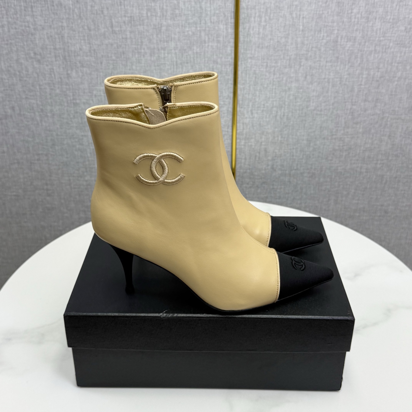 NO:615686,Chanel 25B new pointed toe double C embroidered short boots, super handsome shoe shape, cowhide leather upper, sheepskin lining, leather outsole, heel height 8cm, Size35-39, other sizes are customized, boots, chanel, boots, cowhide, sheepskin, Leather soles19860909Chanel 25B新款尖头双C刺绣短靴 超帅的鞋型 鞋面牛皮 内里羊皮 真皮大底 跟高8cm Size35-39 其他码数定做,靴子,chanel,boots,cowhide,sheepskin,Leather soles,Women's Shoes