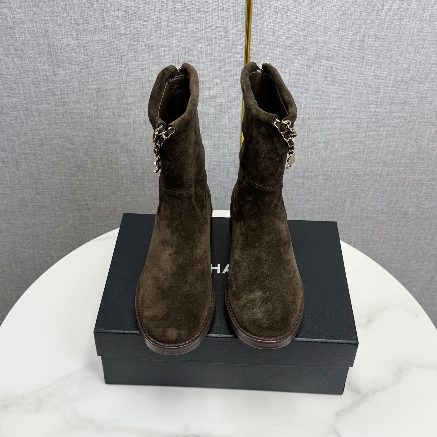 CHANE * ｜ Xiaoxiang 25B nueva serie de botas con cadena doble C de trébol de cuatro hojas de otoño e invierno. El icóni…