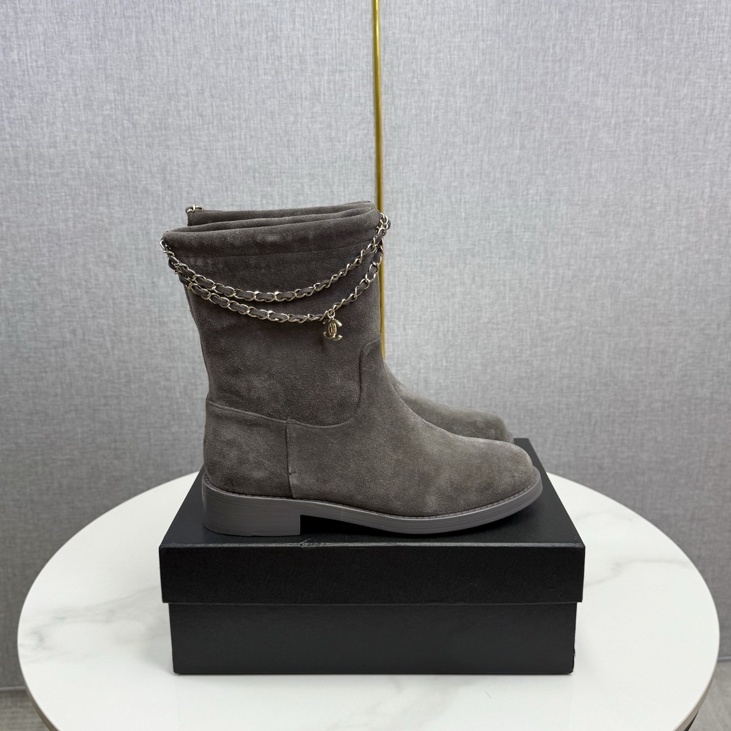 NO:615661,SHORT BOOTS CHANE*｜Xiaoxiang 25B autumn and winter new four-leaf clover double C chain boots series. The iconic double C element is cleverly combined with the lucky four-leaf clover. The decoration of the chain adds a sense of spontaneity and uninhibitedness to the boots. The chain gently sways while walking, exuding a unique charm. The design of the short boots is simple and elegant. The right height of the boot can modify the ankle line, showing the elegance and sophistication of women. The long boots show grandeur and nobility and not only keep warm.  Full of aura, you can easily become the center of attention. Whether paired with jeans to create a casual and fashionable daily look, or combined with a dress to attend important occasions, this series of boots can be easily controlled and add a lot of points to the overall outfit. The fabric is made of original customized leather, the inner pads are made of sheepskin, and the genuine leather outsole imported from Italy size 35-39 (customized 40/41), boots, chanel, boots, skirts, jeans, sheepskin, Leather soles19860909短靴 CHANE*｜小香25B秋冬新品四叶草双C 链条靴子系列 标志性的双C元素与幸运的四叶草巧妙结合 链条的装饰为靴子增添了一份随性与不羁 在行走间 链条轻轻晃动 散发着独特的魅力. 短靴的设计简洁大方 恰到好处的靴筒高度 能够修饰脚踝线条 展现出女性的优雅与干练. 而长靴则尽显大气与高贵 不仅保暖 气场十足 轻松成为众人瞩目的焦点. 无论是搭配牛仔裤打造休闲时尚的日常造型 还是与连衣裙组合 出席重要场合 这一系列靴子都能轻松驾驭 为整体穿搭加分不少. 面料采用原版定制皮料 内里垫脚均为羊皮材质 意大利进口真皮大底 size35-39（40/41定制）,靴子,chanel,boots,skirts,jeans,sheepskin,Leather soles,Women's Shoes