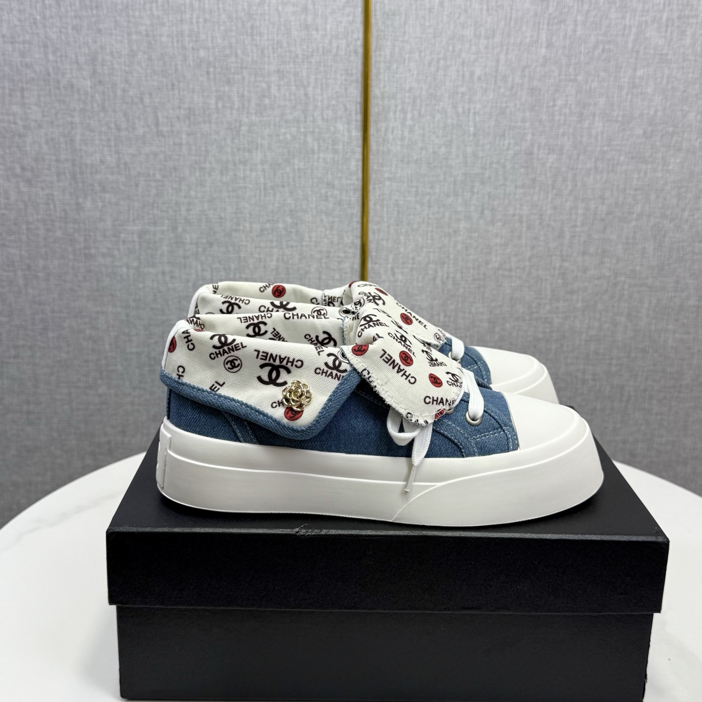 NO:615688,CHANEL Chanel Xiaoxiang 2025ss latest high-top casual shoes denim canvas shoes are hotly recommended by Internet celebrity Xiaohongshu and are on sale. The cute and cute style has a bit of a retro flavor!  The shape is special, very recognizable, slim and long legs, absolutely powerful, very comfortable to wear, good appearance and comfortable. The fabric is original custom-made denim canvas. Canvas LOGO is printed on the inside, and the foot feels comfortable. The outsole is molded and highly elastic. Rubber platform outsole. Size 35-39 (custom-made size 40 is non-returnable), casual shoes/sports shoes, chanel, chanel, sneakers19860909CHANEL香奈儿小香2025ss最新高帮休闲鞋牛仔帆布鞋 网红明星小红书狂追热推 发售蠢萌可爱的造型带了点复古味！ 造型特殊,很有辨识度, 显瘦显腿长,绝对实力派,穿上也很舒服,高颜值 舒适 面料原版订制牛仔帆布 内里打印帆布LOGO,脚感舒适 大底开模高弹橡胶松糕大底 码数35-39 (40码订做不退换),休闲鞋/运动鞋,chanel,chanel,sneakers,Women's Shoes