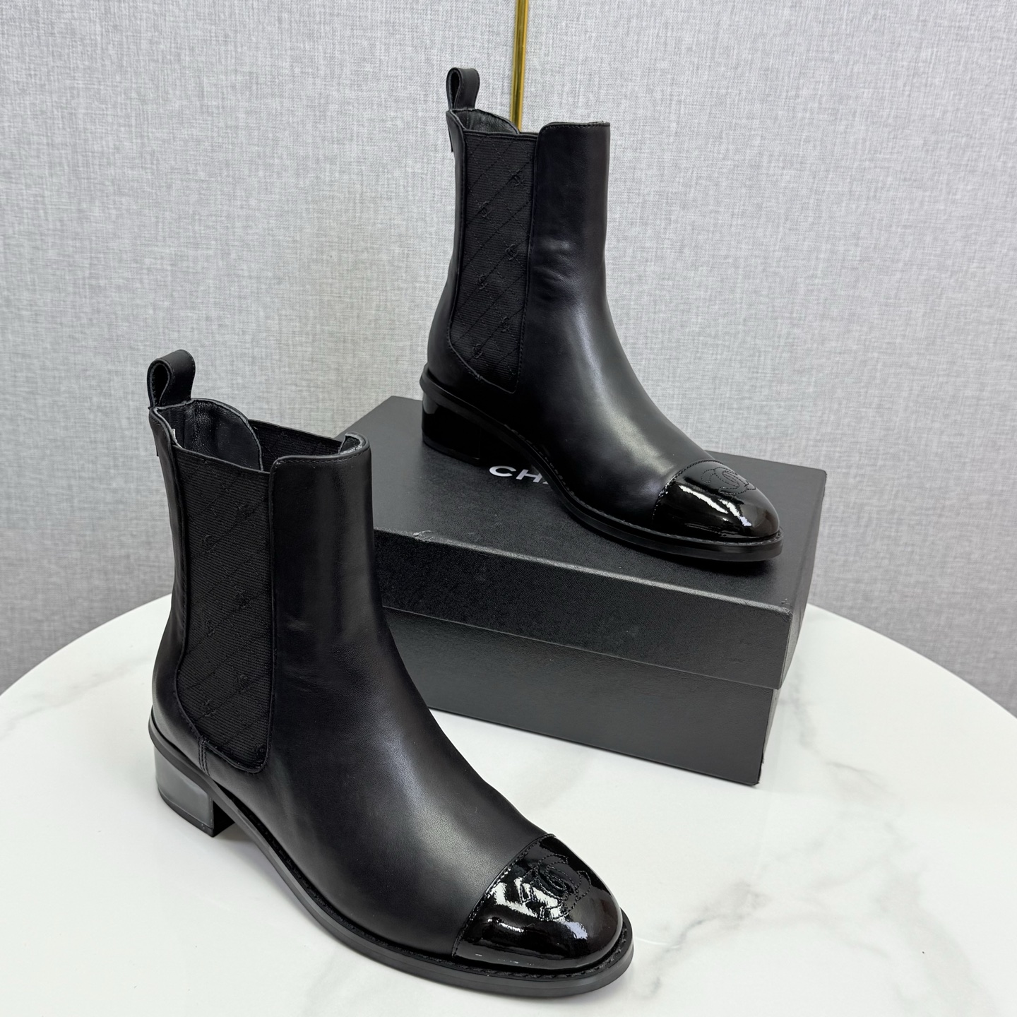 NO:615717,2025CHANEL Chanel boots are amazing. They have classic color matching and a high-end feel. The details on the toe are exquisite. They are instantly fashionable when you put them on. The different colors are very attractive. You can wear them with skirts and trousers to create a unique fragrant grandma style. Whose fashion DNA has touched it? I won’t tell you. Owning it makes you want to carry the wind with you when you walk. These boots are fashionable. Material: cowhide. Sheepskin lining. Color: black and white apricot. Heel height is about 4cm.  Tube height 6 inches, size 5-40 (41 customized), boots, chanel, chanel, boots, skirts, cowhide, sheepskin198609092025CHANEL 香奈儿这靴子,绝了 经典拼色,自带高级感,鞋头细节精致到不行,上脚瞬间时髦度拉满～ 不同配色都好戳,搭裙子、裤子都能穿出独一份的香奶奶风格,是谁的时尚DNA动了,我不说 拥有它,走路都想带着风,妥妥的时髦精本命靴 面料牛皮 内里羊皮 颜色黑色白色杏色 跟高4cm左右 筒高6寸 码数5-40（41定做）,靴子,chanel,chanel,boots,skirts,cowhide,sheepskin,Women's Shoes