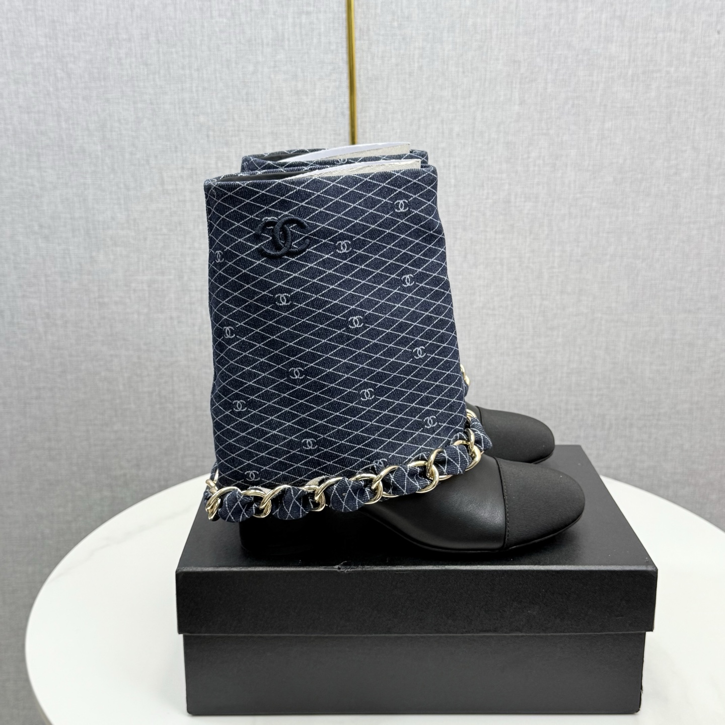 NO:615698,CHANE*｜Xiaoxiang’s 25k autumn and winter new product large chain color matching thick heel trouser boots. The iconic large chain design brings out the classic!  The rough yet exquisite metal chain surrounds the boot shaft, achieving a delicate balance between toughness and femininity, creating an impactful fashion spark. When walking, the chain gently sways with the steps, making a pleasant sound, showing a natural and unrestrained movement. The ingenious design of the mid-heel ensures the comfort of wearing, whether it is paired with simple wide-leg pants to create a casual and atmospheric workplace style, or paired with short skirts and shorts to show a playful sense of youthful vitality.  Or pair it with slim-fitting jeans to demonstrate a casual and fashionable urban style. Every step is based on the aesthetic point. It is a 'hard item' that can be worn in the wardrobe for ten years. The fabric is made of original customized leather. The lining and feet are all lambskin. Italian imported cowhide outsole size 35-39 (customized 40/41), boots, chanel, boots, skirts, shorts, jeans, cowhide, sheepskin19860909CHANE*｜小香25k秋冬新品大链条拼色 粗跟裤管靴 标志性的大链条设计,把经典玩出花！ 粗旷却不失精致的金属链条环绕靴筒 在硬朗与柔美间达到精妙平衡 碰撞出极具冲击力的时尚火花. 行走时 链条随着步伐轻轻晃动 发出悦耳声响 举手投足间尽显潇洒不羁 . 中跟的巧妙设计 既保证了穿着的舒适度 无论是搭配简约的阔腿裤 营造随性大气的职场风格 还是与短裙短裤相配 展露青春活力的俏皮感 亦或是配上修身牛仔裤 演绎休闲时尚的都市风情, 每一步都踩在审美点上 是衣橱里能穿十年的“硬货” 面料采用原版定制皮料 内里垫脚均为小羊皮 意大利进口牛皮大底 size35-39（40/41定制）,靴子,chanel,boots,skirts,shorts,jeans,cowhide,sheepskin,Women's Shoes