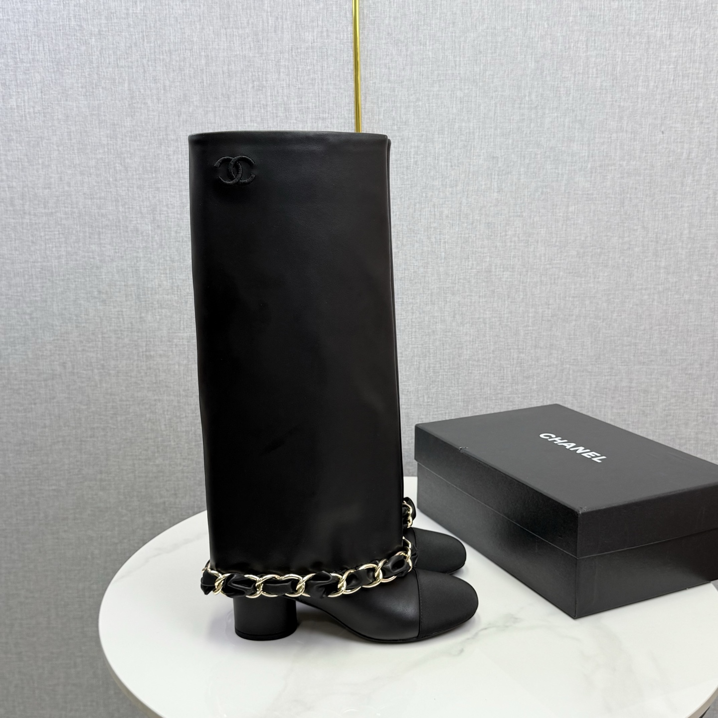 NO:615696,CHANE*｜Xiaoxiang’s 25k autumn and winter new product large chain color matching thick heel trouser boots. The iconic large chain design brings out the classic!  The rough yet exquisite metal chain surrounds the boot shaft, achieving a delicate balance between toughness and femininity, creating an impactful fashion spark. When walking, the chain gently sways with the steps, making a pleasant sound, showing a natural and unrestrained movement. The ingenious design of the mid-heel ensures the comfort of wearing, whether it is paired with simple wide-leg pants to create a casual and atmospheric workplace style, or paired with short skirts and shorts to show a playful sense of youthful vitality.  Or pair it with slim-fitting jeans to demonstrate a casual and fashionable urban style. Every step is based on the aesthetic point. It is a 'hard item' that can be worn in the wardrobe for ten years. The fabric is made of original customized leather. The lining and feet are all lambskin. Italian imported cowhide outsole size 35-39 (customized 40/41), boots, chanel, boots, skirts, shorts, jeans, cowhide, sheepskin19860909CHANE*｜小香25k秋冬新品大链条拼色 粗跟裤管靴 标志性的大链条设计,把经典玩出花！ 粗旷却不失精致的金属链条环绕靴筒 在硬朗与柔美间达到精妙平衡 碰撞出极具冲击力的时尚火花. 行走时 链条随着步伐轻轻晃动 发出悦耳声响 举手投足间尽显潇洒不羁 . 中跟的巧妙设计 既保证了穿着的舒适度 无论是搭配简约的阔腿裤 营造随性大气的职场风格 还是与短裙短裤相配 展露青春活力的俏皮感 亦或是配上修身牛仔裤 演绎休闲时尚的都市风情, 每一步都踩在审美点上 是衣橱里能穿十年的“硬货” 面料采用原版定制皮料 内里垫脚均为小羊皮 意大利进口牛皮大底 size35-39（40/41定制）,靴子,chanel,boots,skirts,shorts,jeans,cowhide,sheepskin,Women's Shoes