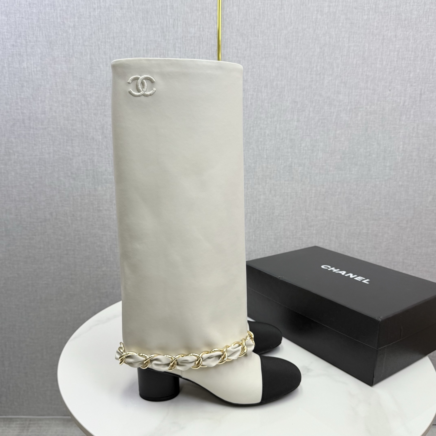 NO:615694,CHANE*｜Xiaoxiang’s 25k autumn and winter new product large chain color matching thick heel trouser boots. The iconic large chain design brings out the classic!  The rough yet exquisite metal chain surrounds the boot shaft, achieving a delicate balance between toughness and femininity, creating an impactful fashion spark. When walking, the chain gently sways with the steps, making a pleasant sound, showing a natural and unrestrained movement. The ingenious design of the mid-heel ensures the comfort of wearing, whether it is paired with simple wide-leg pants to create a casual and atmospheric workplace style, or paired with short skirts and shorts to show a playful sense of youthful vitality.  Or pair it with slim-fitting jeans to demonstrate a casual and fashionable urban style. Every step is based on the aesthetic point. It is a 'hard item' that can be worn in the wardrobe for ten years. The fabric is made of original customized leather. The lining and feet are all lambskin. Italian imported cowhide outsole size 35-39 (customized 40/41), boots, chanel, boots, skirts, shorts, jeans, cowhide, sheepskin19860909CHANE*｜小香25k秋冬新品大链条拼色 粗跟裤管靴 标志性的大链条设计,把经典玩出花！ 粗旷却不失精致的金属链条环绕靴筒 在硬朗与柔美间达到精妙平衡 碰撞出极具冲击力的时尚火花. 行走时 链条随着步伐轻轻晃动 发出悦耳声响 举手投足间尽显潇洒不羁 . 中跟的巧妙设计 既保证了穿着的舒适度 无论是搭配简约的阔腿裤 营造随性大气的职场风格 还是与短裙短裤相配 展露青春活力的俏皮感 亦或是配上修身牛仔裤 演绎休闲时尚的都市风情, 每一步都踩在审美点上 是衣橱里能穿十年的“硬货” 面料采用原版定制皮料 内里垫脚均为小羊皮 意大利进口牛皮大底 size35-39（40/41定制）,靴子,chanel,boots,skirts,shorts,jeans,cowhide,sheepskin,Women's Shoes