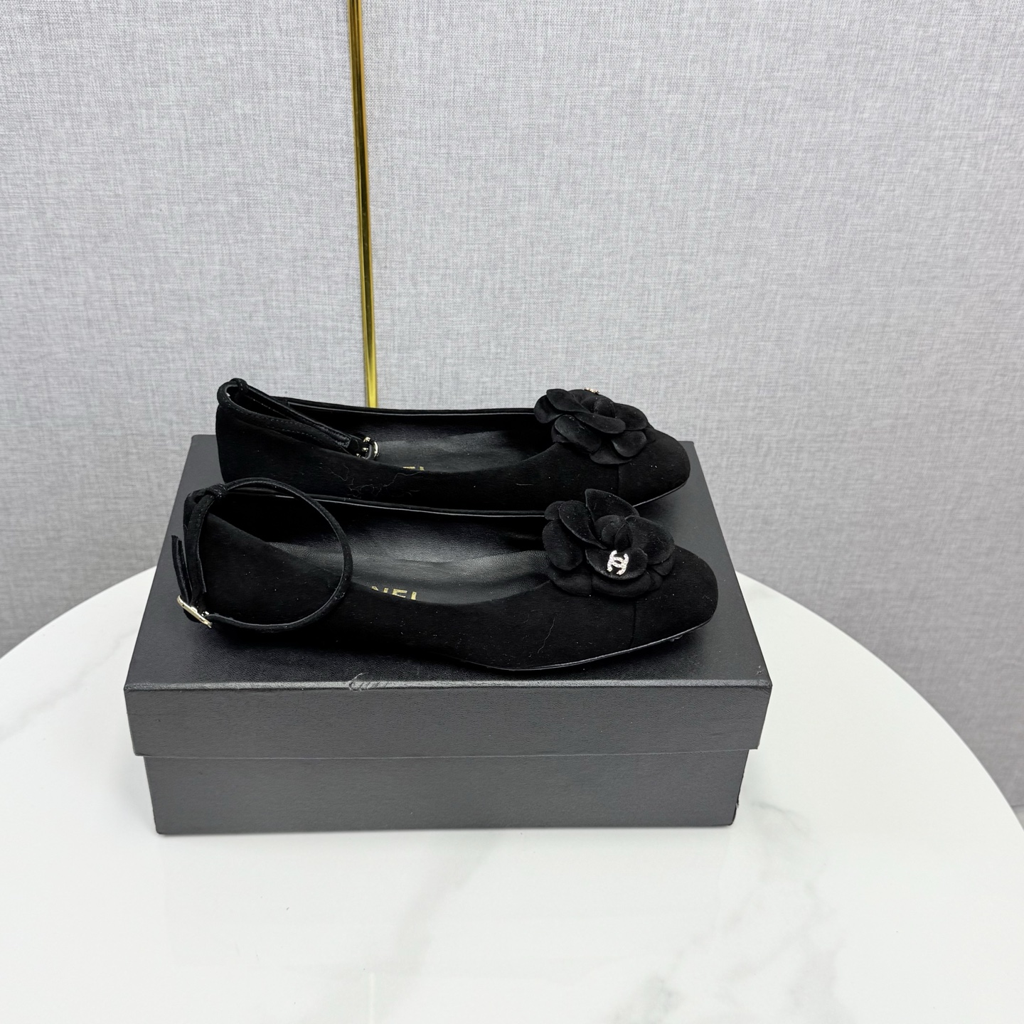 NO:615692,2025★★★★★ Many celebrities and Internet celebrities are on their feet. This is a versatile series popular among domestic and foreign bloggers. It is a must-have sandal for spring and summer wardrobes. Diamond design is exclusive to Xiangjia. Upper sheepskin, seven leather lining: Imported crystal sheepskin lining. Original molded custom leather outsole. Shoe size: 35-39 (40, 41, custom-made, non-refundable)  Delivery of the latest luxury counters with simultaneous packaging, single shoes, chanel, sheepskin, leather soles198609092025★★★★★ 众多明星网红上脚,国内外博主刷爆的一个百搭系列,春夏衣橱搭配必备 凉拖首选.菱格设计香家专属 鞋面羊皮,柒皮  内里: 进口水晶羊皮内里 大底原版开模定制真皮大底 鞋码: 35-39（40、41、定做不退换） 配送豪华最新专柜同步包装,单鞋,chanel,sheepskin,Leather soles,Women's Shoes