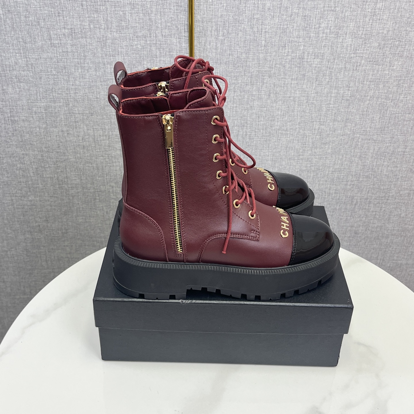 NO:615684,2025 Xiaoxiang short boots, a must-have item for this autumn and winter!  !  Chanel's autumn and winter heavy industry popular mesh boots are highly recommended by Xiaohongshu. They look good no matter how you match them. They are a must-have for fashion. Ms. Chanel loves simplicity and is irresistible to match them to show her unique dressing style. She can mix and match freely to shine and keep up with the fashionable steps of her grandma!  !  !  Enlarge the exquisite details to see the original molded hardware buckle. The top version is made at the purchasing level. ★The upper is made of first-layer cowhide, sheepskin feet, and rubber outsole. Size 35-39 (order 40/41), boots, chanel, boots, cowhide, sheepskin198609092025小香短靴,本季秋冬季必备单品！！ 香奈儿秋冬重工爆款网靴 小红书力推款,怎么搭配都好看,时髦精必备,香奈儿女士钟爱简约又难以抗拒搭配展现与众不同的穿搭风格、自由混搭闪耀到位跟紧香奶奶时尚步伐！！！精致细节放大看原版开模五金扣 顶级版本代购级别打造★鞋面采用头层牛皮,羊皮垫脚,橡胶大底 码数35-39（40/41订）,靴子,chanel,boots,cowhide,sheepskin,Women's Shoes