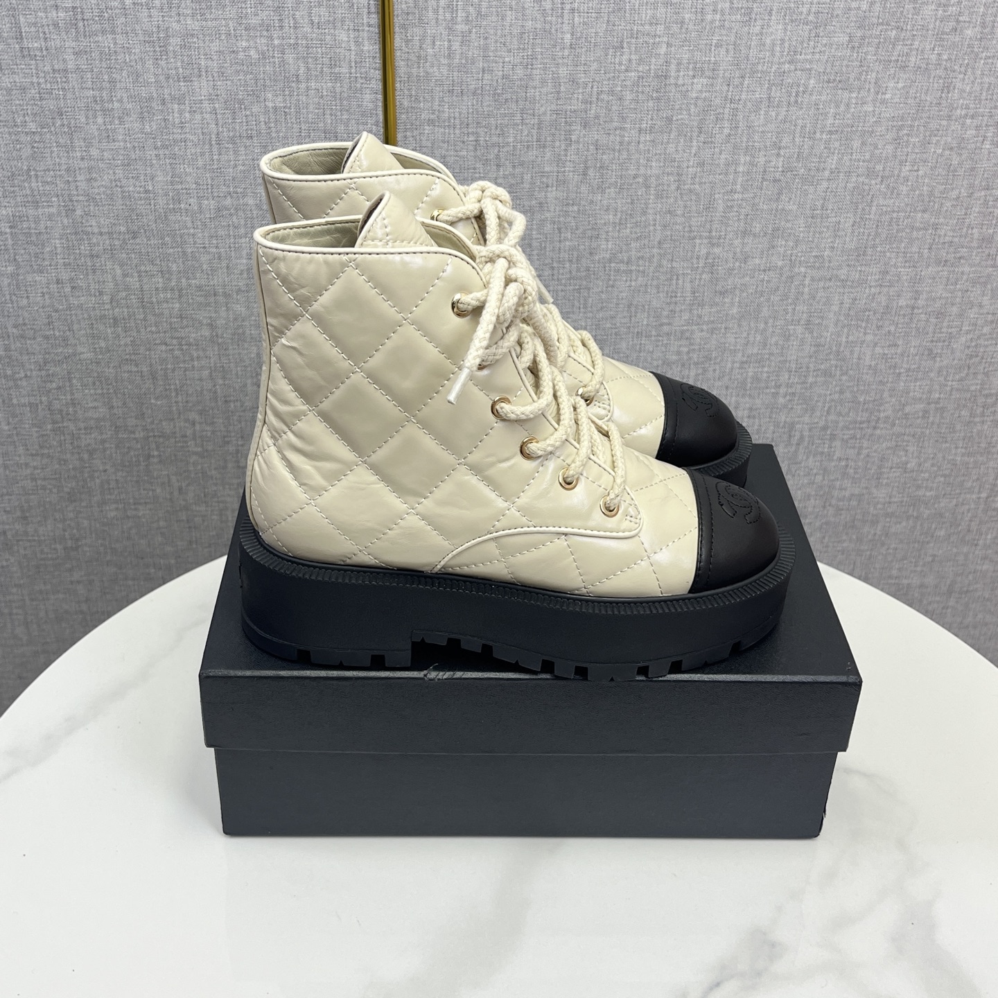 NO:615687,2025 Xiaoxiang short boots, a must-have item for this autumn and winter!  !  Chanel's autumn and winter heavy industry popular knight boots are highly recommended by Xiaohongshu. They look good no matter how you match them. They are a must-have for fashion. Ms. Chanel loves simple and irresistible combinations to show her unique dressing style. She can mix and match freely to shine and follow the fashionable steps of her grandma!  !  !  Enlarge the exquisite details to see the original molded hardware buckle. The top version is made at the purchasing level. ★The upper is made of first-layer cowhide, sheepskin feet, and rubber outsole. Size 35-39 (order 40/41), boots, chanel, boots, cowhide, sheepskin198609092025小香短靴,本季秋冬季必备单品！！ 香奈儿秋冬重工爆款骑士靴 小红书力推款,怎么搭配都好看,时髦精必备,香奈儿女士钟爱简约又难以抗拒搭配展现与众不同的穿搭风格、自由混搭闪耀到位跟紧香奶奶时尚步伐！！！精致细节放大看原版开模五金扣 顶级版本代购级别打造★鞋面采用头层牛皮,羊皮垫脚,橡胶大底 码数35-39（40/41订）,靴子,chanel,boots,cowhide,sheepskin,Women's Shoes