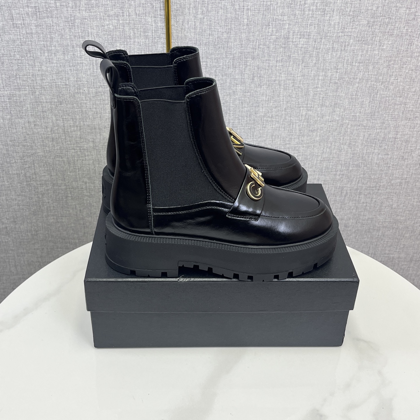 NO:615689,2025 Xiaoxiang short boots, a must-have item for this autumn and winter!  !  Chanel's autumn and winter heavy industry popular mesh boots are highly recommended by Xiaohongshu. They look good no matter how you match them. They are a must-have for fashion. Ms. Chanel loves simplicity and is irresistible to match them to show her unique dressing style. She can mix and match freely to shine and keep up with the fashionable steps of her grandma!  !  !  Enlarge the exquisite details to see the original molded hardware buckle. The top version is made at the purchasing level. ★The upper is made of first-layer cowhide, sheepskin feet, and rubber outsole. Size 35-39 (order 40/41), boots, chanel, boots, cowhide, sheepskin198609092025小香短靴,本季秋冬季必备单品！！ 香奈儿秋冬重工爆款网靴 小红书力推款,怎么搭配都好看,时髦精必备,香奈儿女士钟爱简约又难以抗拒搭配展现与众不同的穿搭风格、自由混搭闪耀到位跟紧香奶奶时尚步伐！！！精致细节放大看原版开模五金扣 顶级版本代购级别打造★鞋面采用头层牛皮,羊皮垫脚,橡胶大底 码数35-39（40/41订）,靴子,chanel,boots,cowhide,sheepskin,Women's Shoes