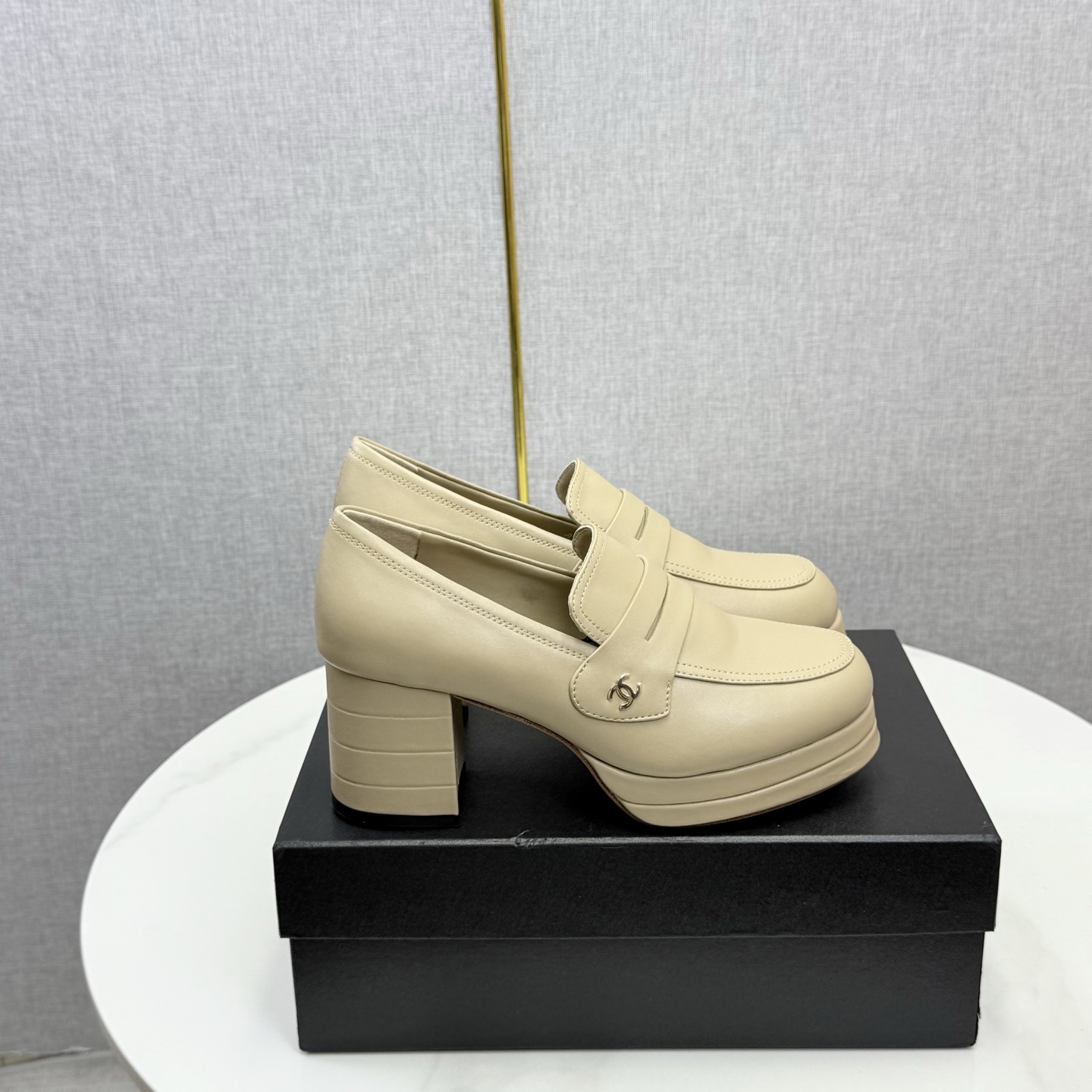 NO:615681,CHANE*｜Xiaoxiang 25A new waterproof platform high-heeled loafers In the dazzling galaxy of fashion, Xiangjia has always been a shining presence, constantly reshaping the trend with pioneering creativity and excellent craftsmanship. It conquers fashion lovers with its unique charm and continues to write the brand legend. This pair of loafers is like a smart note, playing the melody of freedom and confidence. The classic black and white color scheme is simple and pure, but full of aura.  The deep mystery of black collides with the purity and clarity of white. Every glance is a tribute to Ms. Chanel's fashion concept. Walking on the street, you can easily become the focus of everyone's attention. The iconic double C metal buckle shines with luxurious luster. It is not only a status symbol but also adds exquisite details to the shoes. The waterproof platform design is a highlight of this pair of shoes. The moderate thickness not only increases the wearing comfort, but also cleverly lengthens the leg line. Wearing it instantly makes you look like you have long legs. Paired with slim trousers, it looks smart and handsome.  You can feel confident when commuting in the workplace. Pair it with a short skirt. It is playful and lively. It can be sweet and eye-catching for dates and outings. Whether it is a busy work day or a relaxing leisure time, it can be perfectly adapted and become the most solid fashion support for your feet. The fabric is made of original customized calfskin and the inner pads are all sheepskin. The leather outsole is imported from Italy, size 35-39 (customized 40/41), loafers, high heels, chanel, chanel, chanel, loafers, high  heels,skirts,cowhide,sheepskin,Leather soles19860909CHANE*｜小香25A新品防水台高跟乐福鞋 在时尚的璀璨星河里 香家始终是那熠熠生辉的存在 不断以先锋创意与卓越工艺重塑潮流. 以独特魅力征服时尚爱好者 续写品牌传奇. 这双乐福鞋宛如灵动音符 奏响自由与自信的旋律. 经典黑白配色 简约纯粹 却又气场十足. 黑色的深邃神秘与白色的纯净明朗碰撞交融 每一眼都是对香奈儿女士时尚理念的致敬 走在街上 轻松成为众人目光焦点. 标志性的双C金属扣 闪耀着奢华光泽 既是身份象征 又为鞋子增添精致细节 防水台设计是这双鞋的一大亮点. 适度厚度不仅增加了穿着舒适度 还巧妙拉长腿部线条 穿上它瞬间拥有大长腿既视感 . 搭配修身长裤 干练帅气 职场通勤自信满满 搭配短裙 俏皮活泼 约会出游甜美吸睛. 无论是忙碌工作日 还是惬意休闲时光 它都能完美适配 成为你脚下最坚实的时尚支撑. 面料采用原版定制小牛皮 内里垫脚均为羊皮 意大利进口真皮大底 size35-39（40/41定制）,乐福鞋高跟鞋,chanel,chanel,chanel,loafers,high heels,skirts,cowhide,sheepskin,Leather soles,Women's Shoes